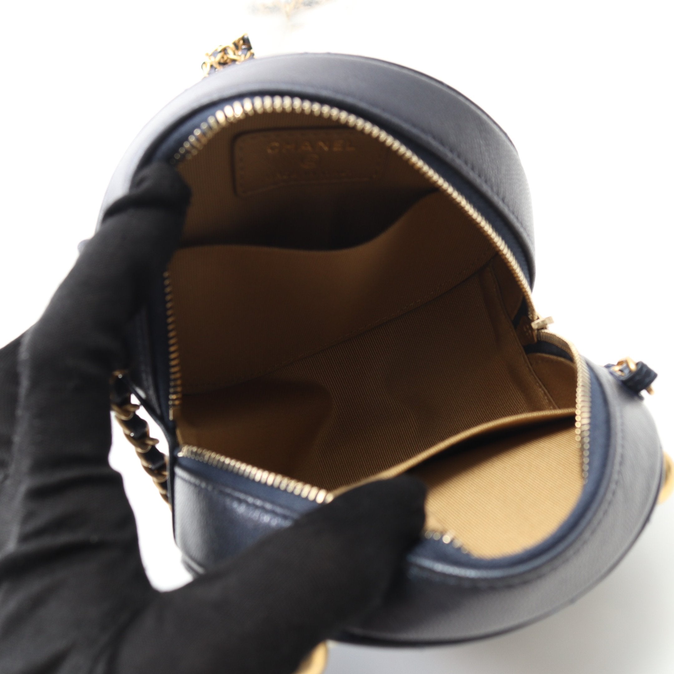 美品【Chanel】チェーンショルダーバッグ ミニラウンドバッグ マトラッセ ラウンド ミニ チェーンショルダーバッグ ラムスキン