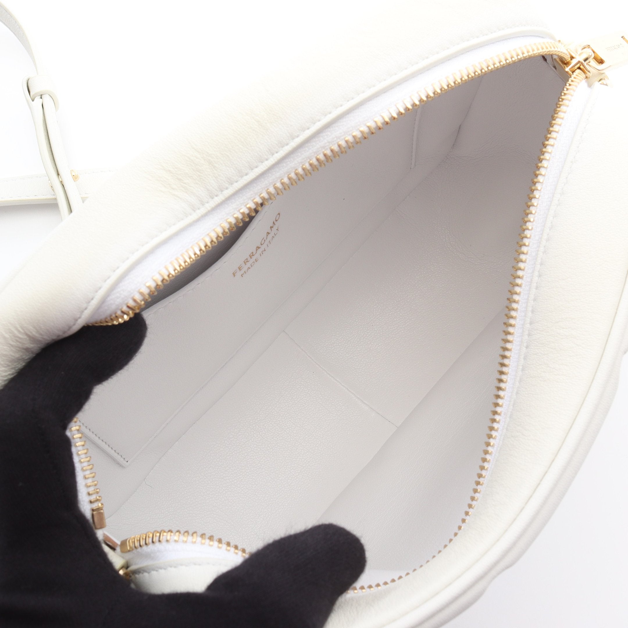 ✨良品✨ フェラガモ ショルダーバッグ フラップ ガンチーニ ホワイト 白色 ガンチーニ ショルダーバッグ レザー ホワイト サルヴァトーレ