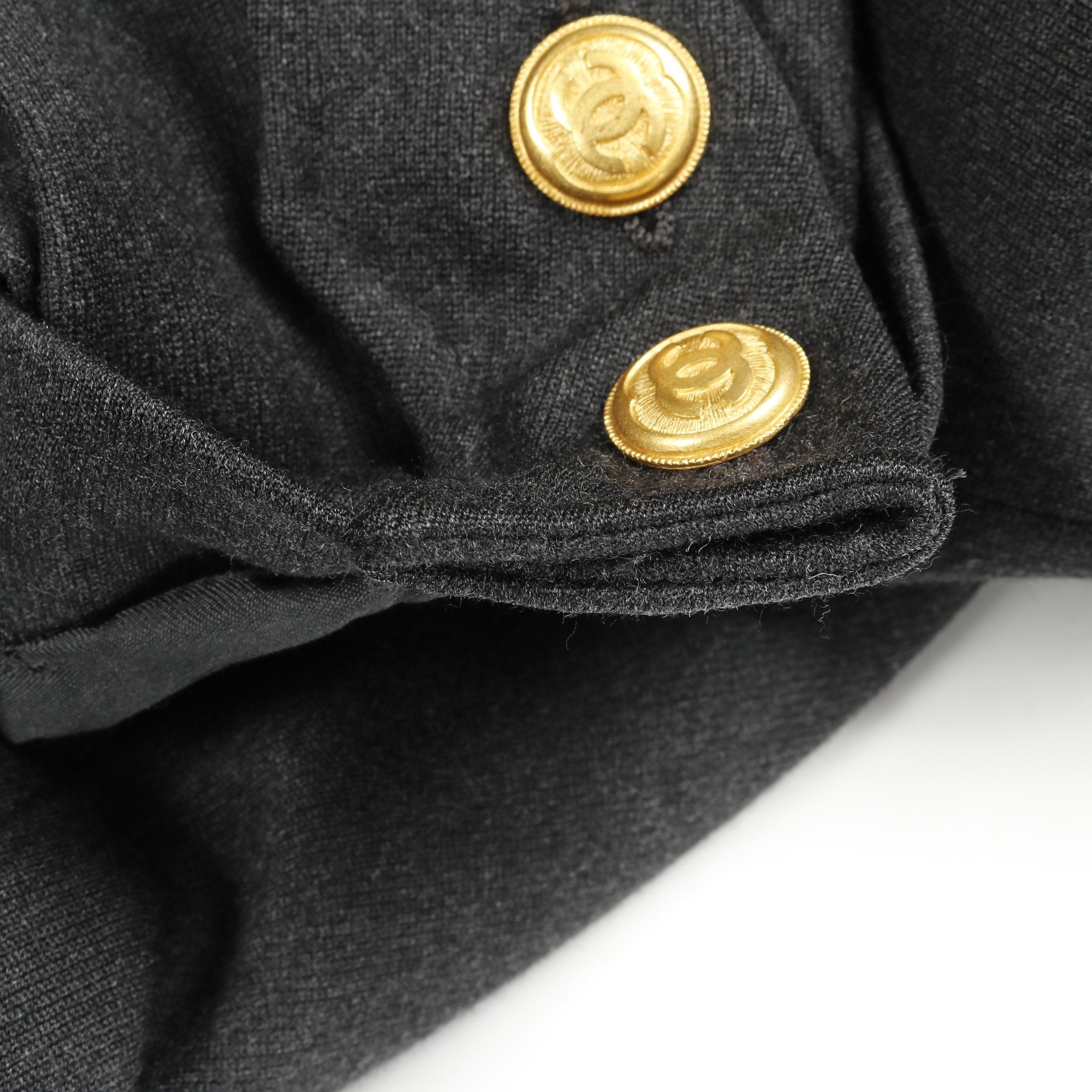 【美品】CHANEL　冬コートダブルブレス　ココマーク金ボタン　グレー　M CHANEL - CHANEL カシミヤ100% ココマークメタルボタンカーディガン