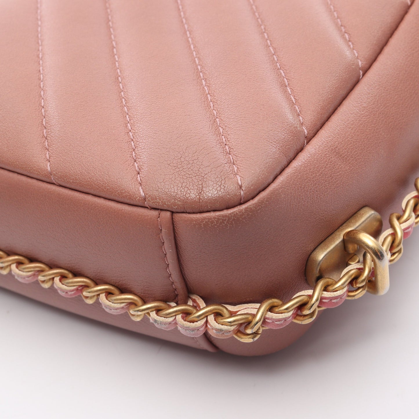 シェブロン Vステッチ チェーンショルダーバッグ レザー ダスティピンク ゴールド金具 シャネル バッグ CHANEL