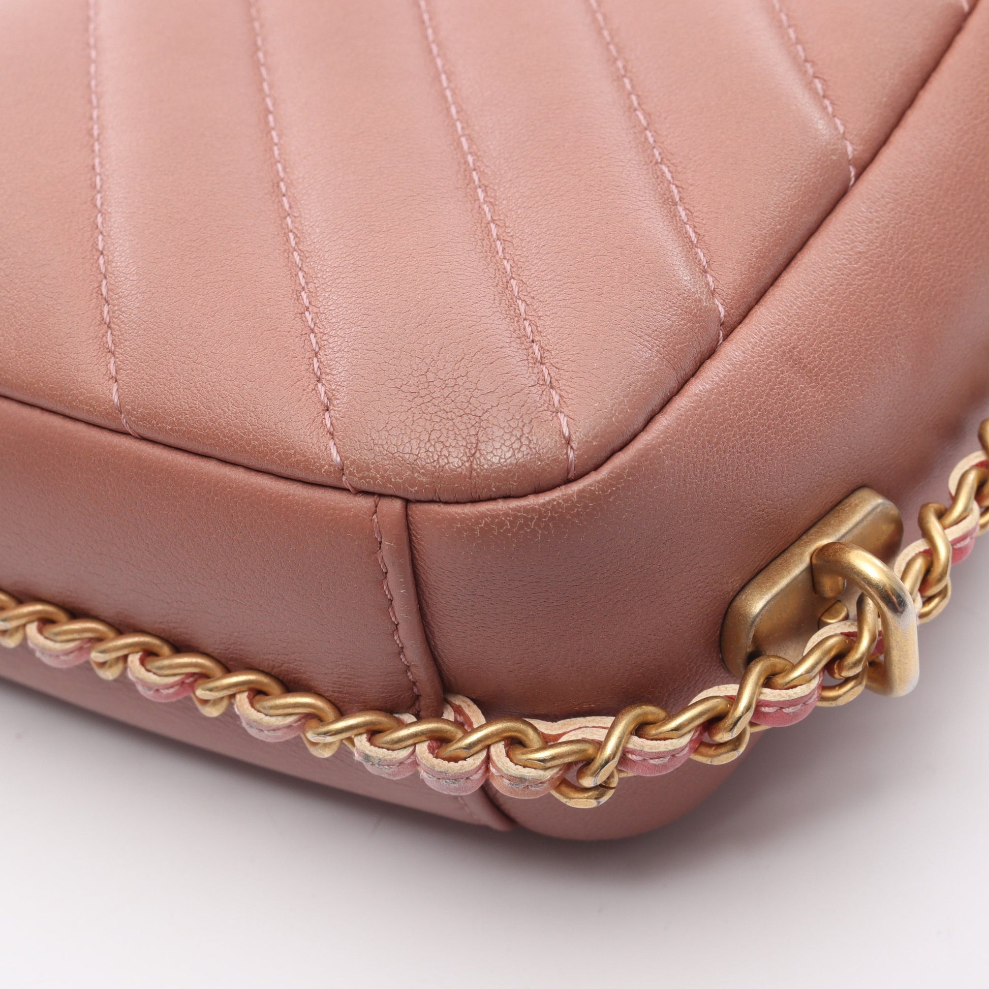 シェブロン Vステッチ チェーンショルダーバッグ レザー ダスティピンク ゴールド金具 シャネル バッグ CHANEL