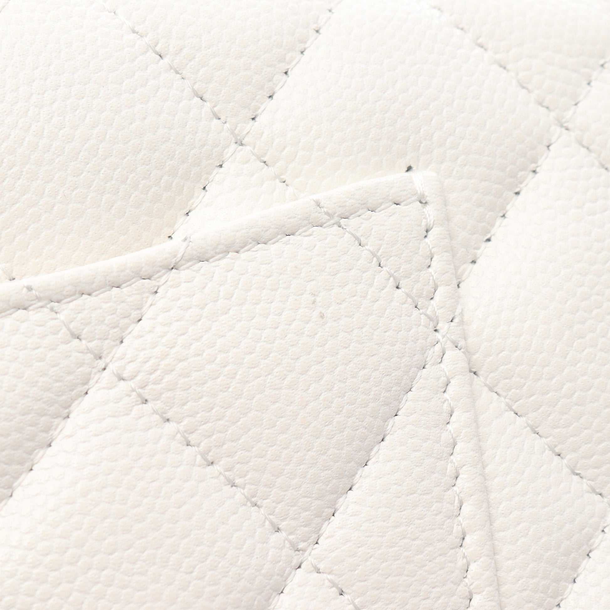 マトラッセ チェーンウォレット キャビアスキン ホワイト ゴールド金具 シャネル バッグ CHANEL