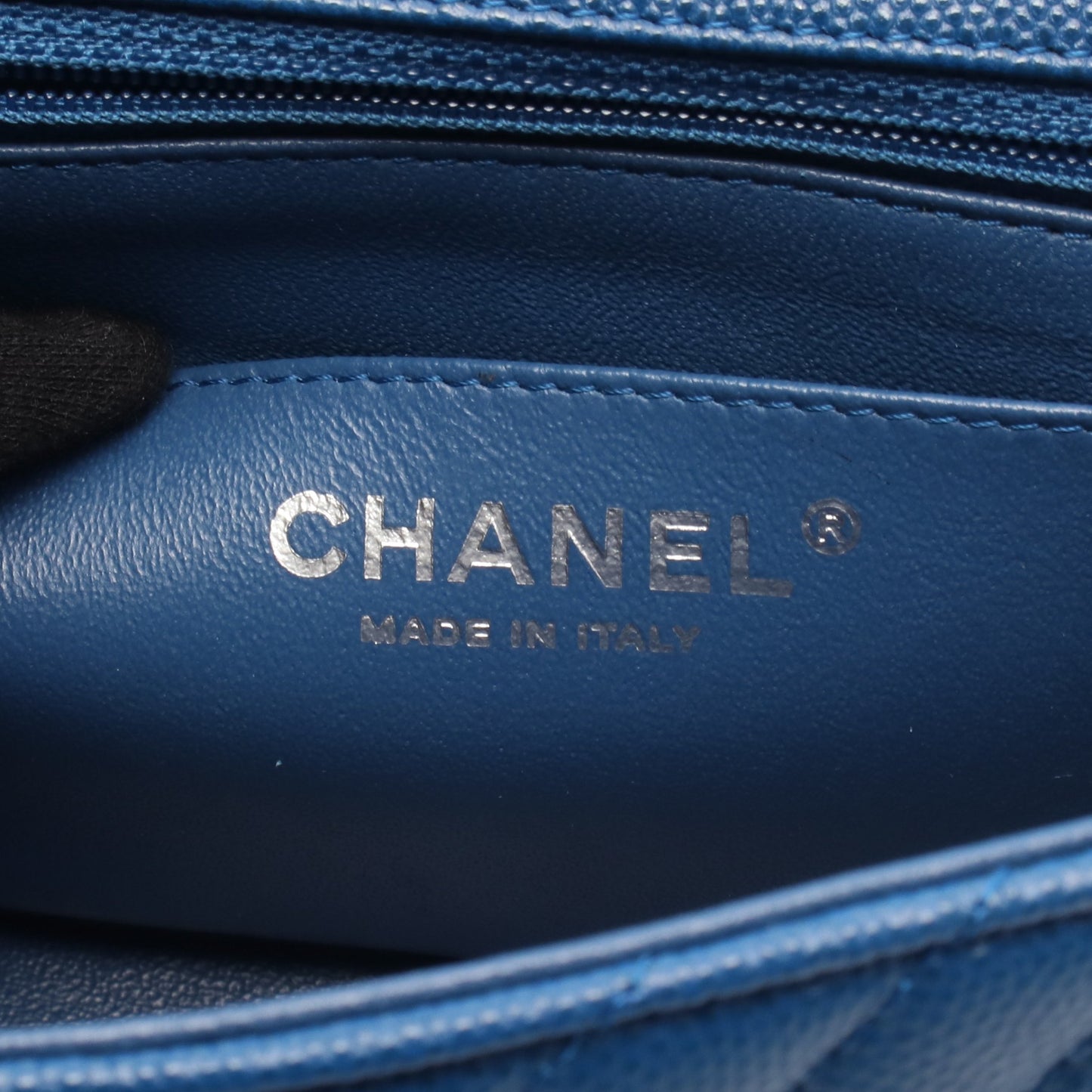 シェブロン Vステッチ チェーンショルダーバッグ キャビアスキン ブルー シルバー金具 シャネル バッグ CHANEL
