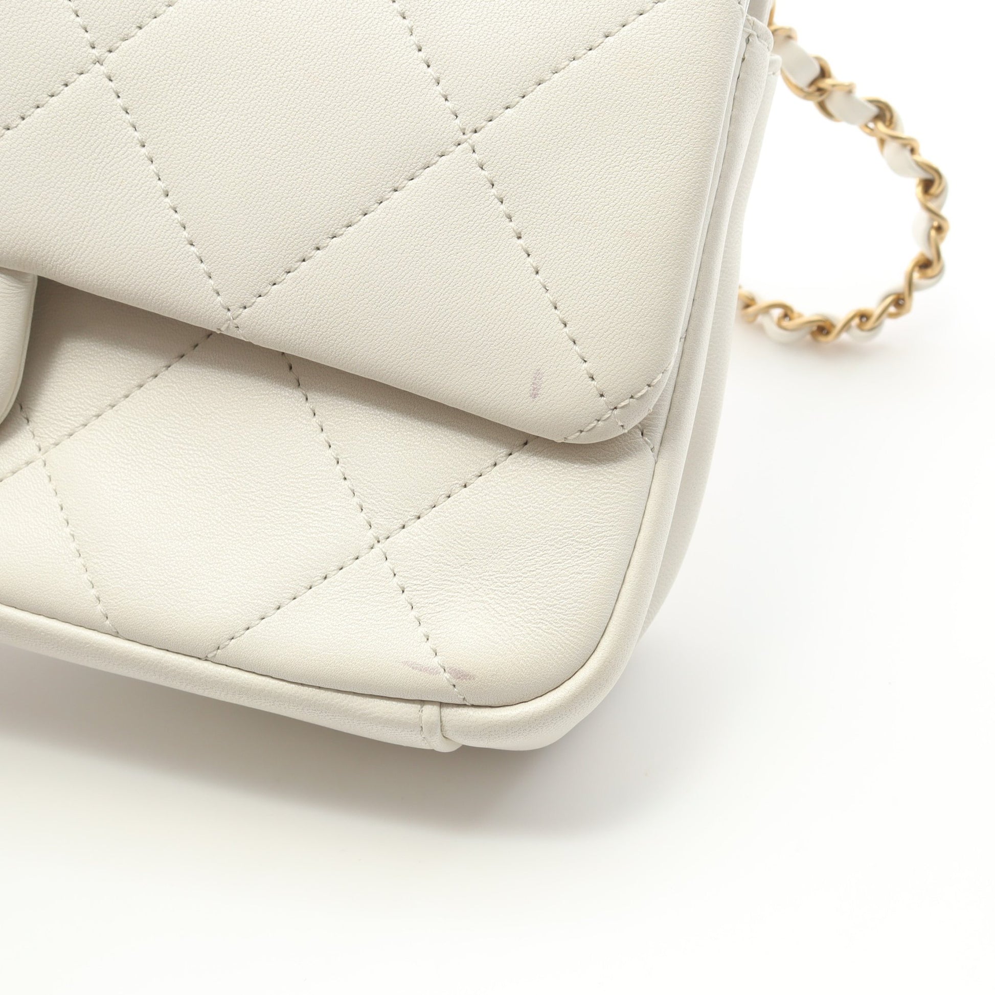 マトラッセ Wチェーンショルダーバッグ ラムスキン ホワイト ゴールド金具 シャネル バッグ CHANEL