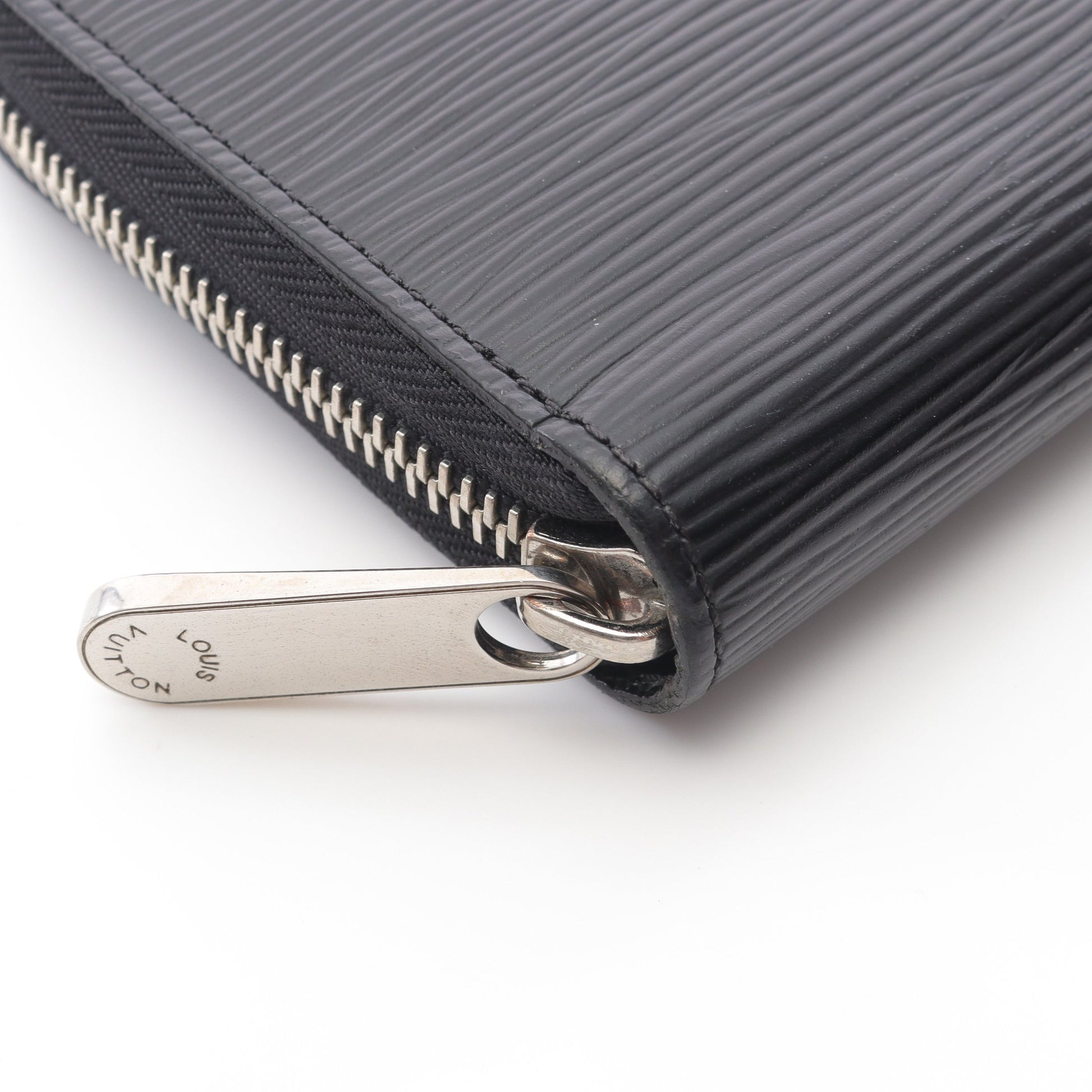 ジッピーウォレット エピ ノワール ラウンドファスナー長財布 レザー  