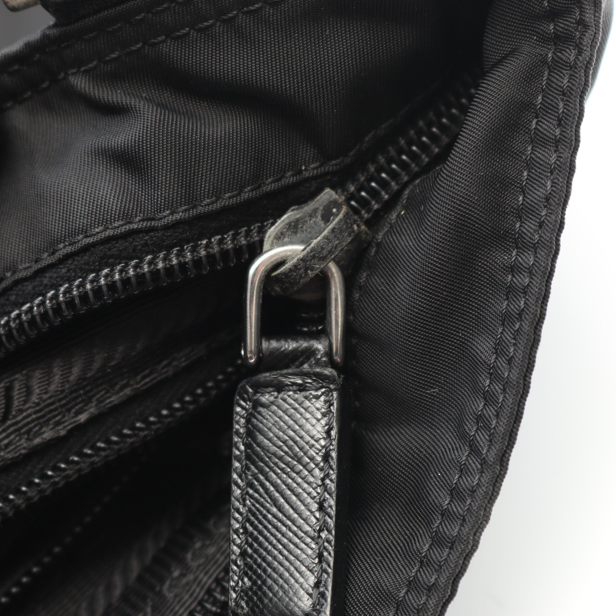 ショルダーバッグ ナイロン サフィアーノレザー ブラック 三角プレート