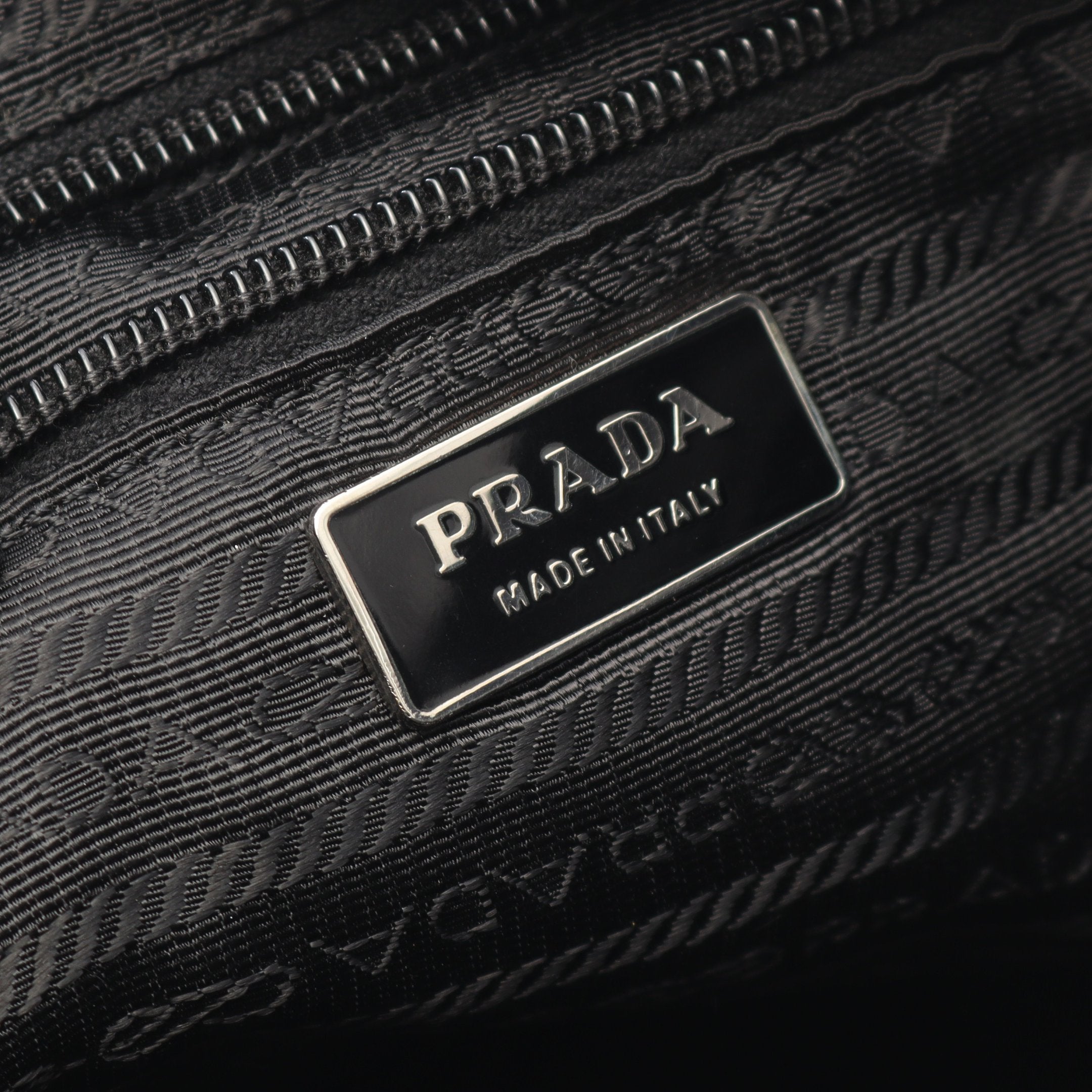 美品 プラダ ナイロン サフィアーノ ショルダー バッグ 三角プレートロゴ 黒 PRADA - 【現行・美品】プラダ ショルダーバッグ 三角ロゴプレート