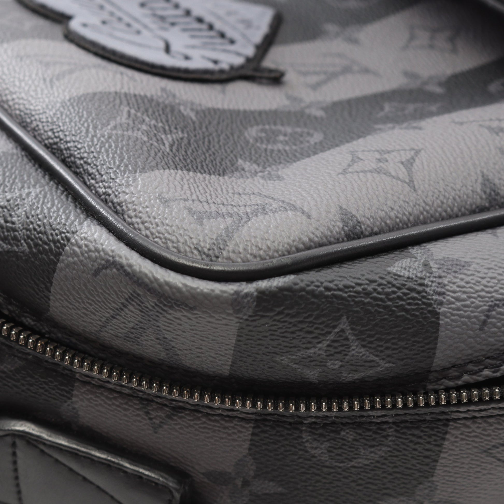 LOUIS VUITTON × NIGO モジュラー モノグラムストライプエクリプス バックパック リュックサック PVC レザー ブラック グレー ルイヴィトン バッグ LOUIS VUITTON