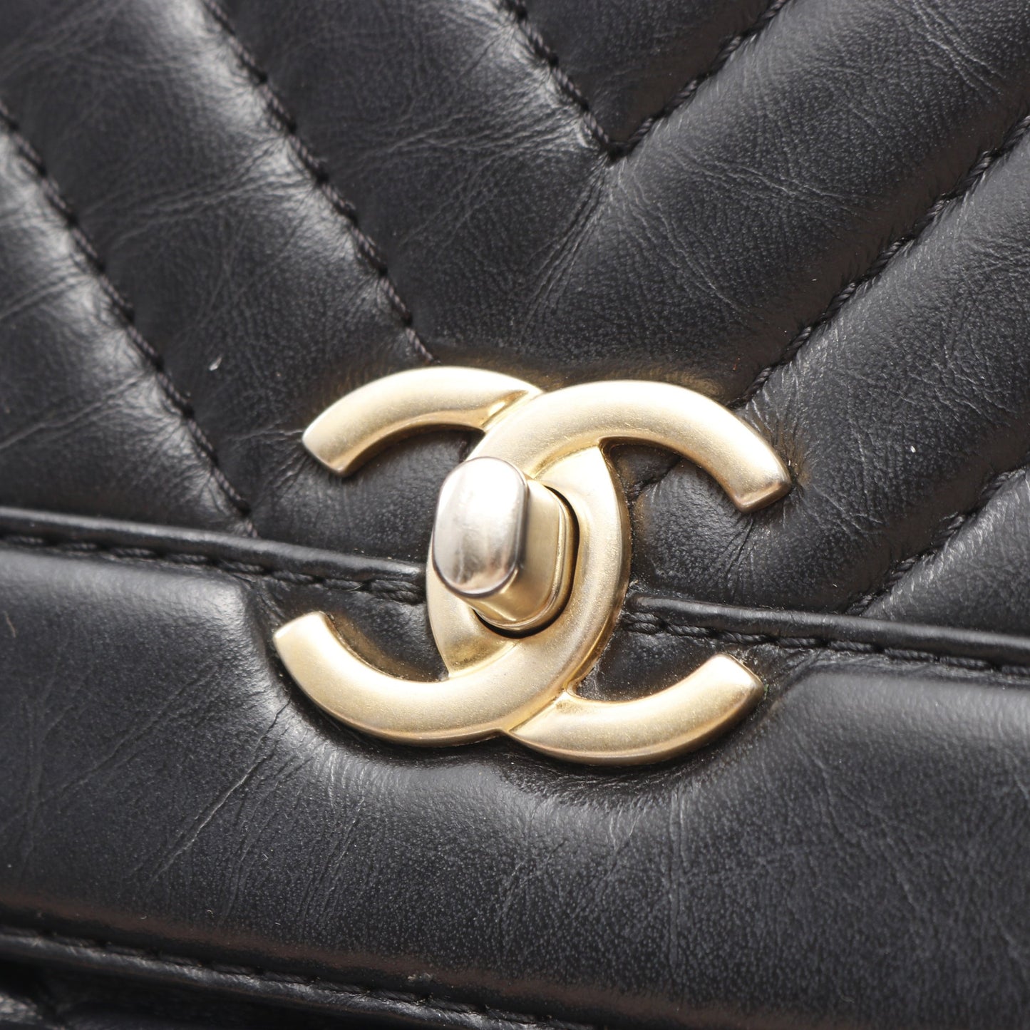 チェーンショルダーバッグ エイジドカーフスキン ブラック ゴールド金具 2WAY シャネル バッグ CHANEL