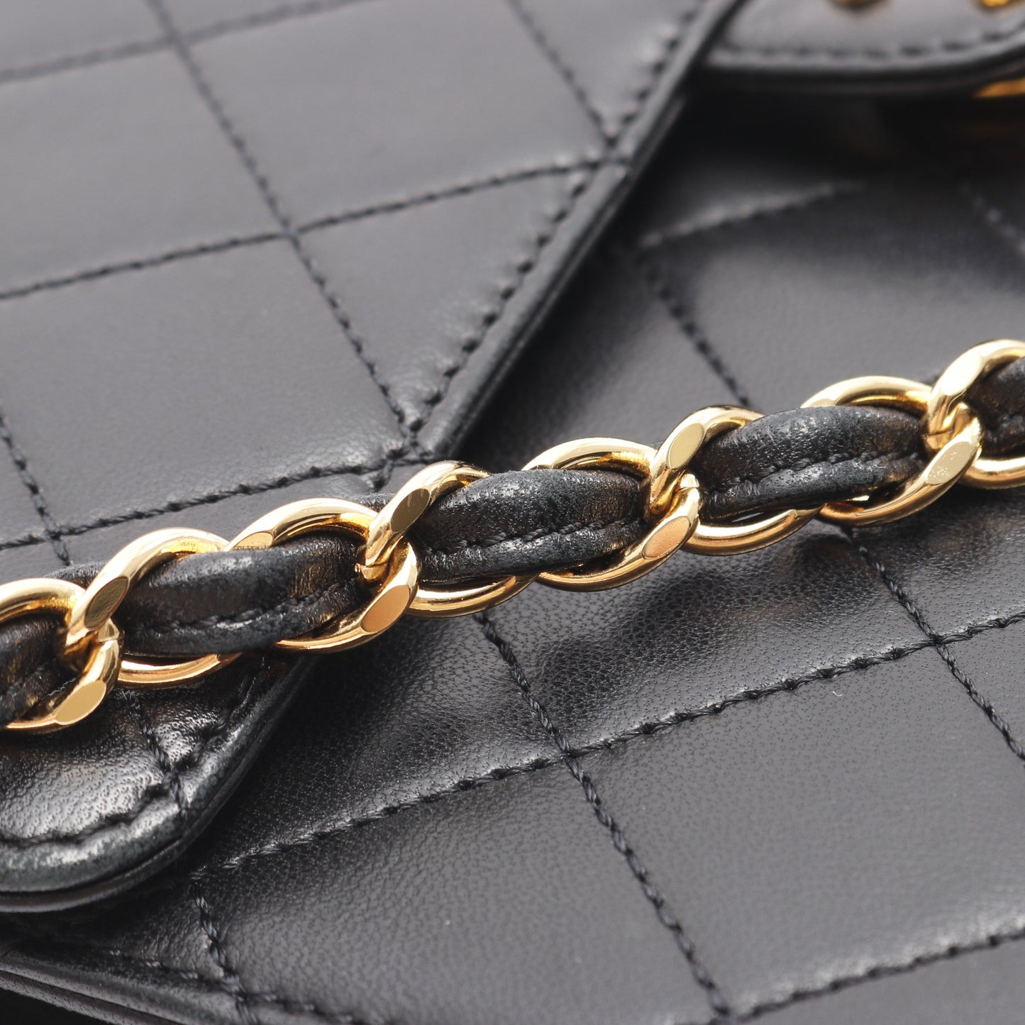 マトラッセ シングルフラップ チェーンショルダーバッグ ラムスキン ブラック ゴールド金具 シャネル バッグ CHANEL