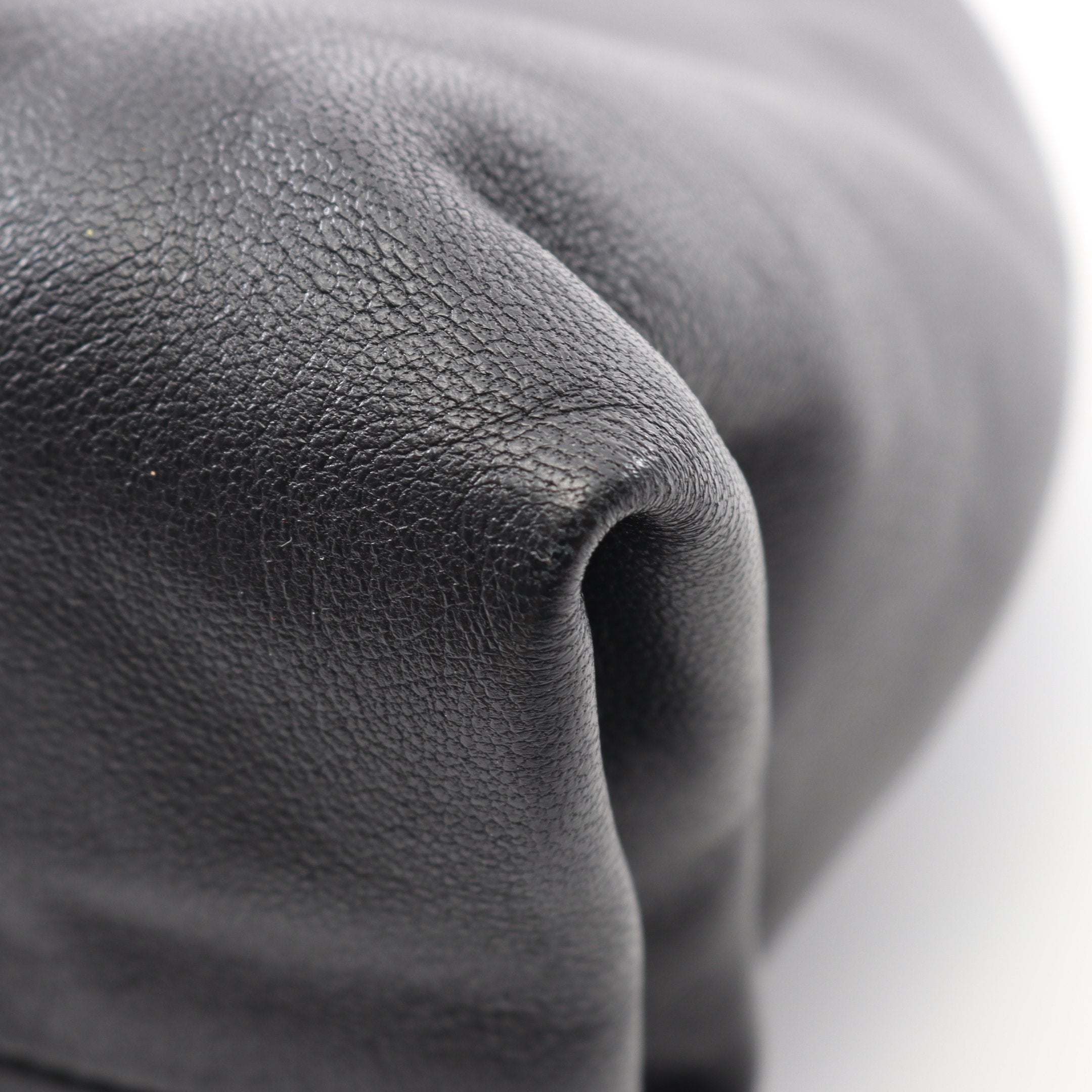 トライアングルフラップ クラッチバッグ レザー ブラック ボッテガ