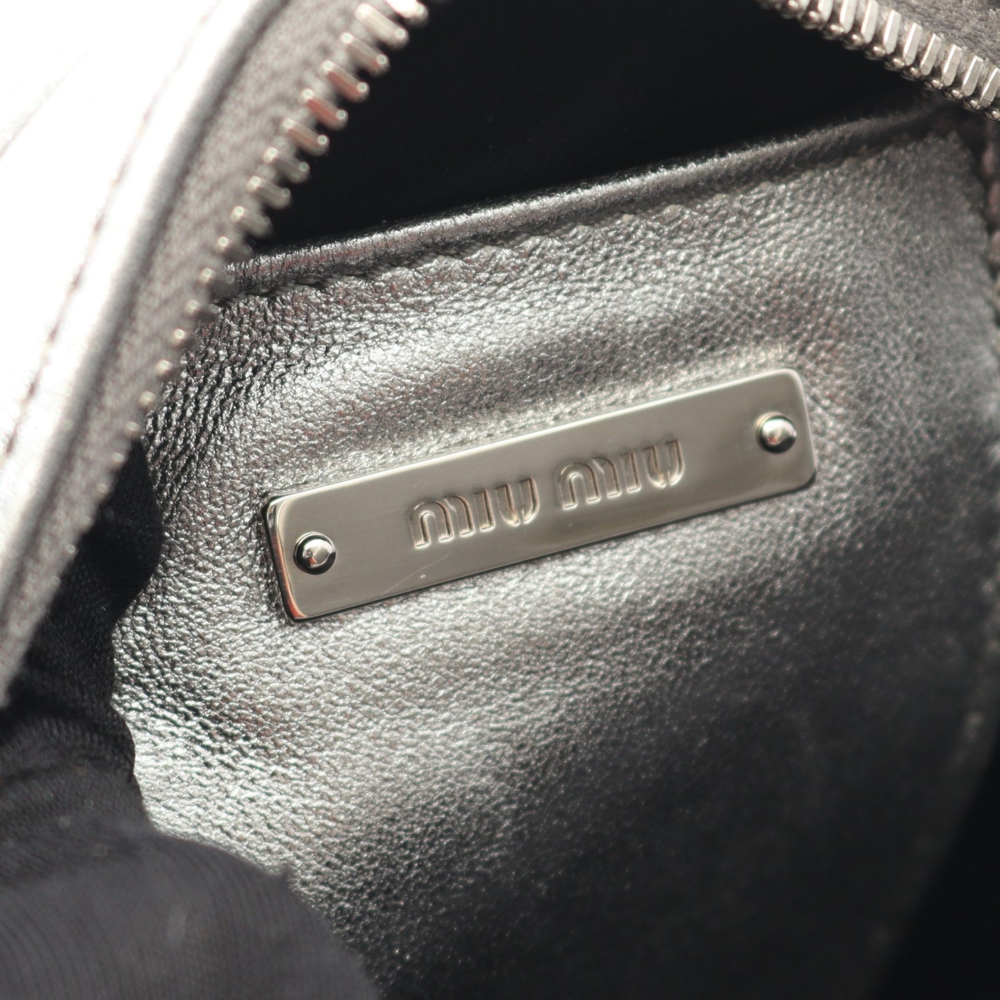 マテラッセ ショルダーバッグ レザー シルバー ミュウミュウ バッグ miu miu