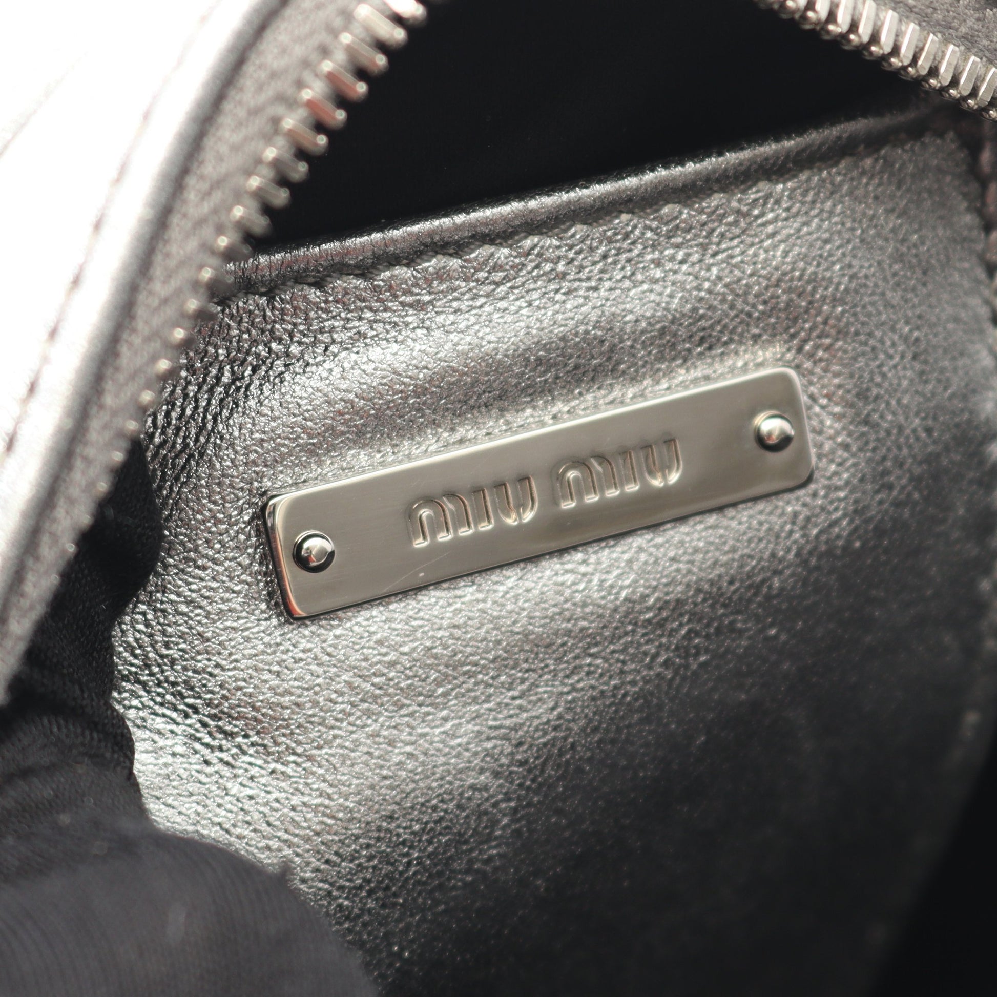 マテラッセ ショルダーバッグ レザー シルバー ミュウミュウ バッグ miu miu