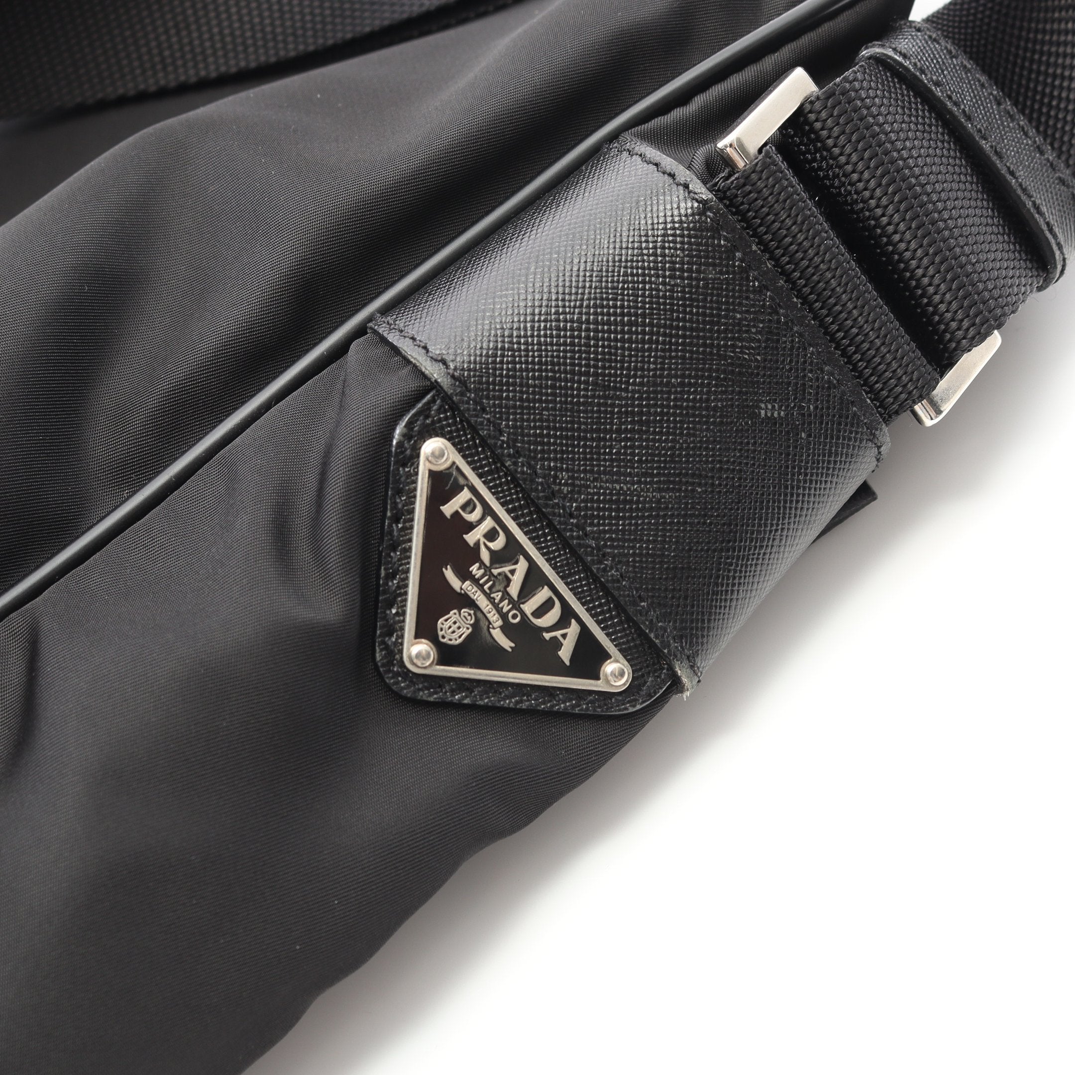 ショルダーバッグ ナイロン サフィアーノレザー ブラック 三角プレート