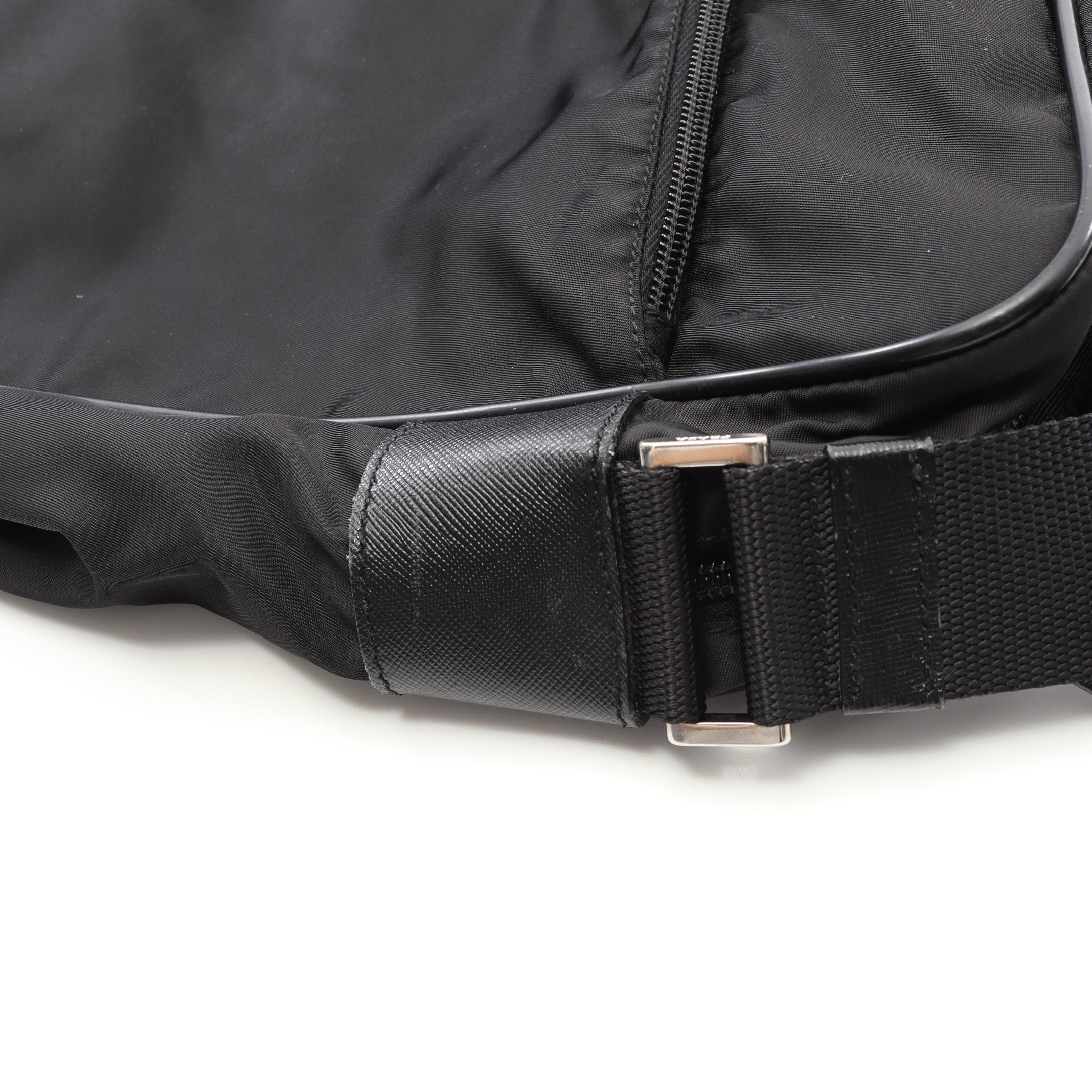 ショルダーバッグ ナイロン サフィアーノレザー ブラック 三角