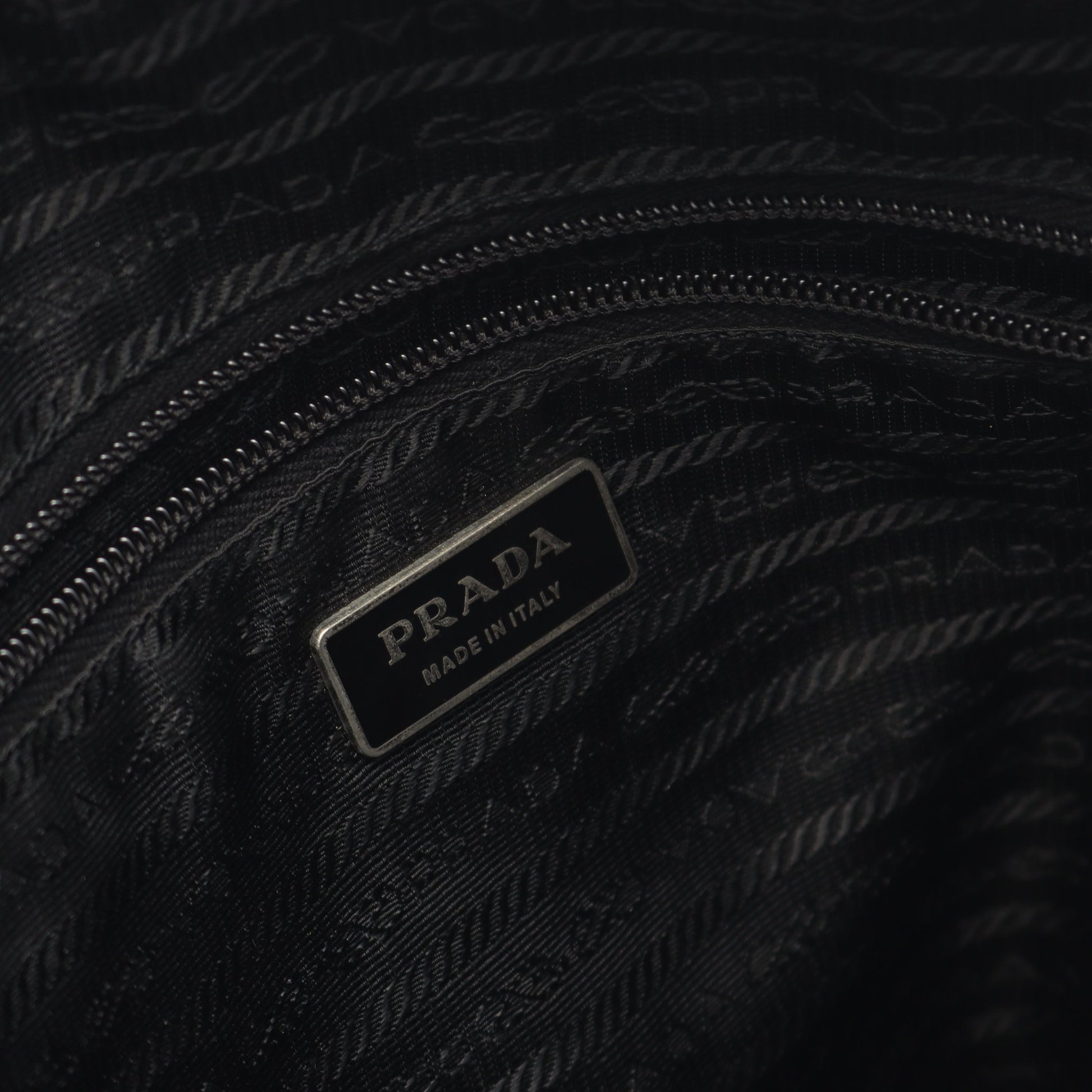 ショルダーバッグ ナイロン サフィアーノレザー ブラック 三角プレート プラダ バッグ PRADA
