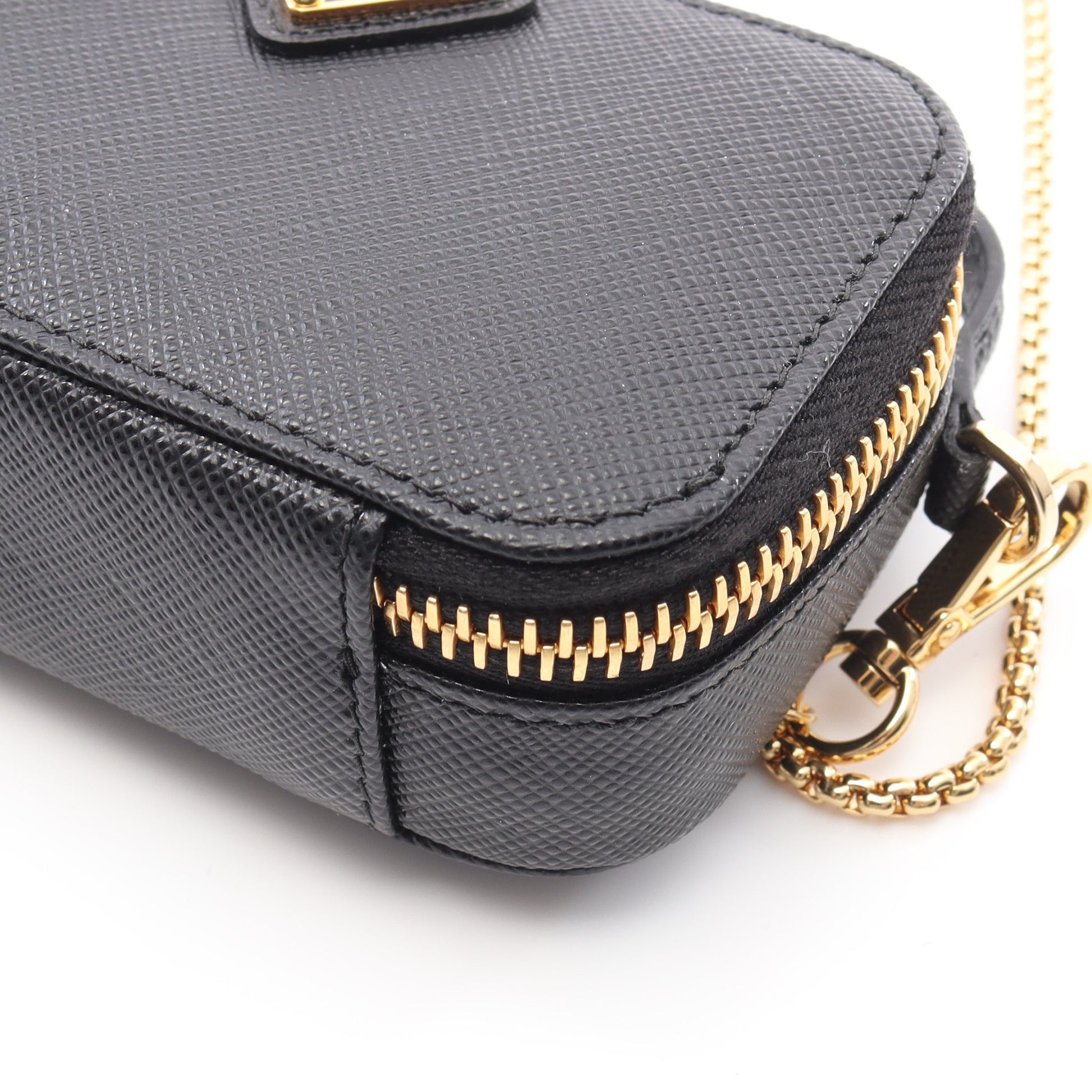 サフィアーノトライアングル ミニ チェーンショルダーバッグ サフィアーノレザー ブラック プラダ バッグ PRADA