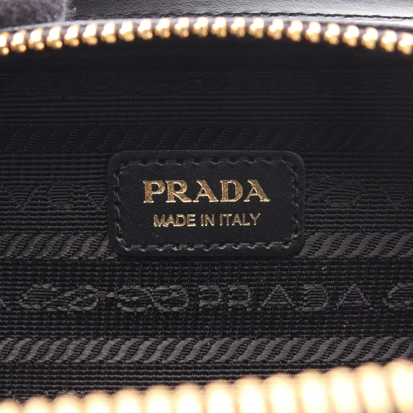 サフィアーノトライアングル ミニ チェーンショルダーバッグ サフィアーノレザー ブラック プラダ バッグ PRADA