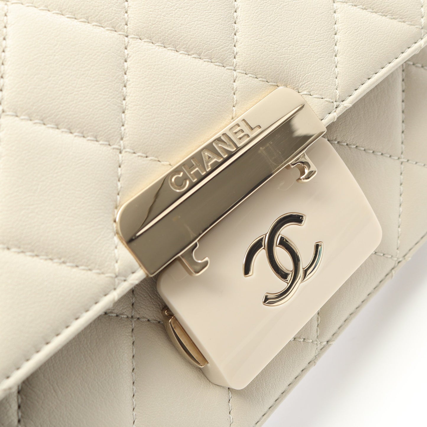 ココマーク チェーンショルダーバッグ ラムスキン オフホワイト ゴールド金具 シャネル バッグ CHANEL