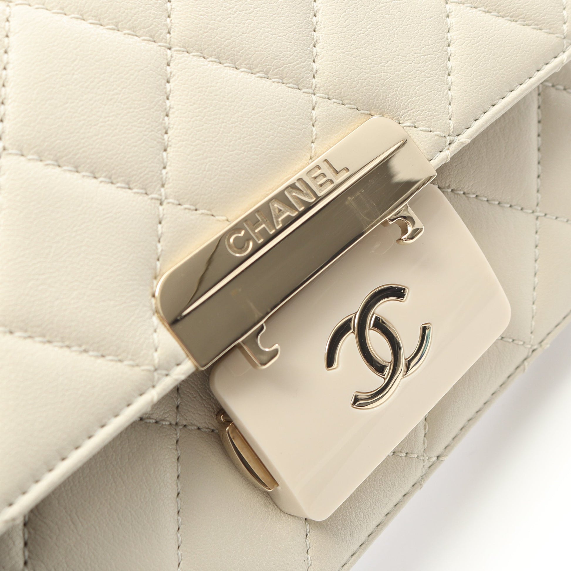 ココマーク チェーンショルダーバッグ ラムスキン オフホワイト ゴールド金具 シャネル バッグ CHANEL