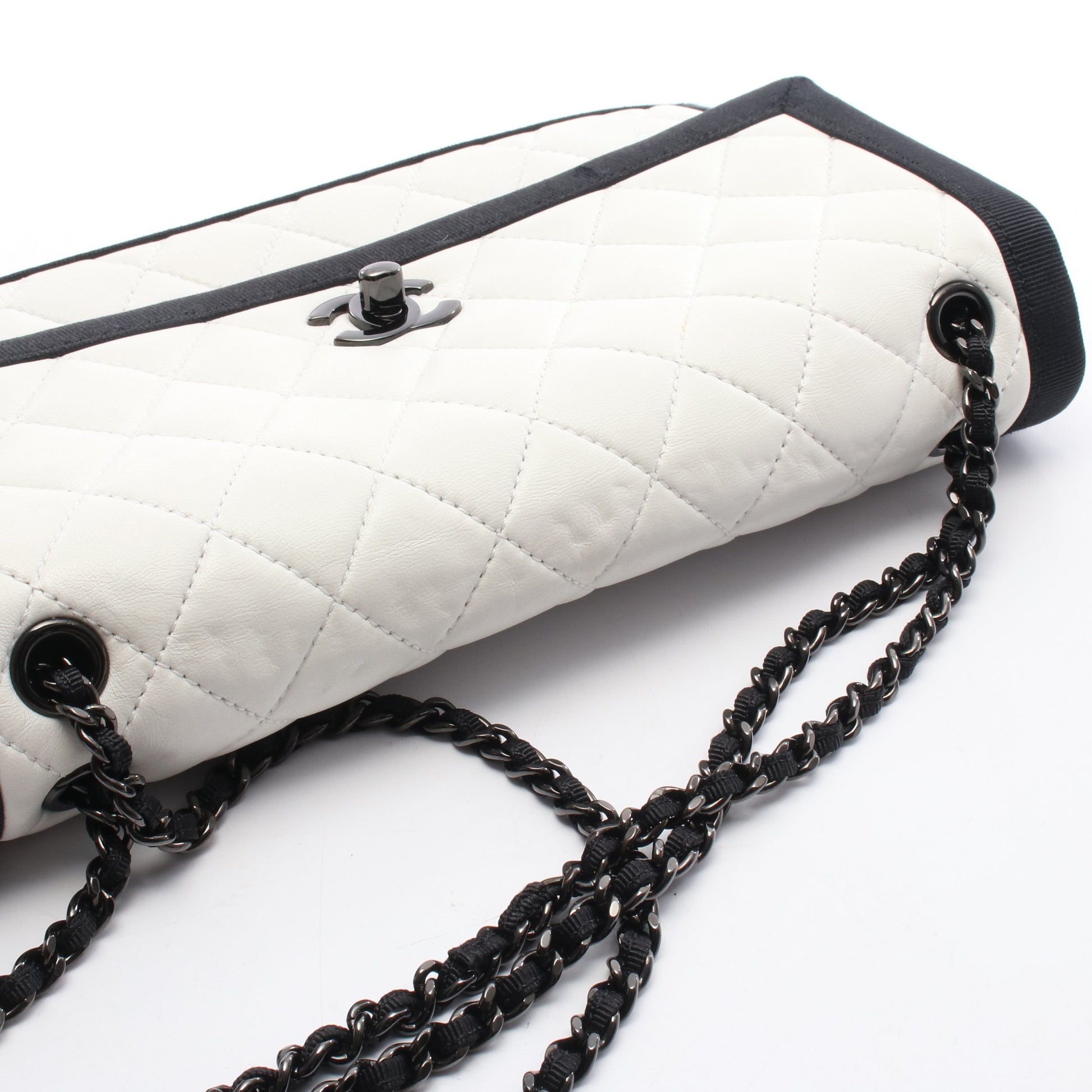 マトラッセ チェーンショルダーバッグ ラムスキン キャンバス ホワイト ブラック ブラック金具 シャネル バッグ CHANEL
