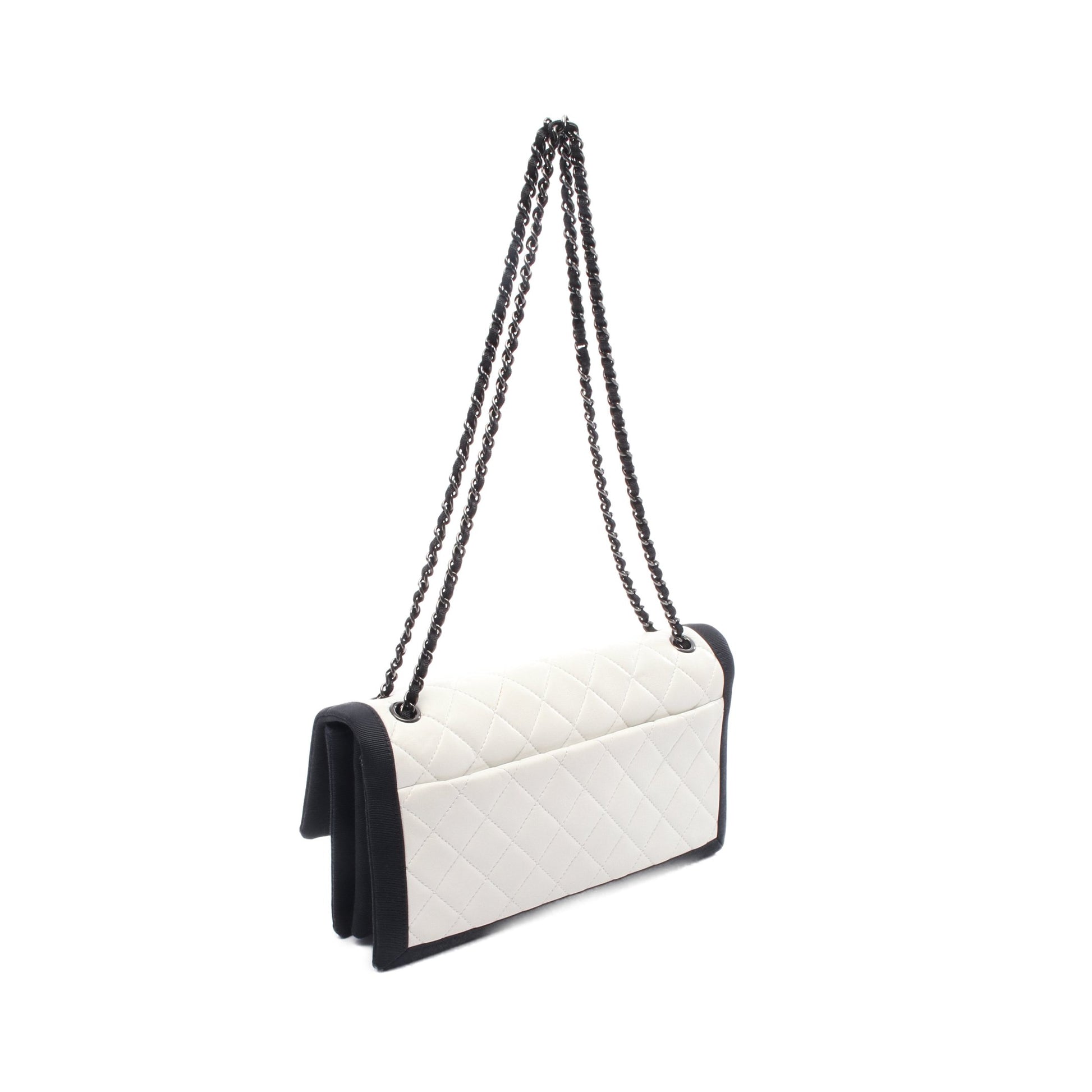 マトラッセ チェーンショルダーバッグ ラムスキン キャンバス ホワイト ブラック ブラック金具 シャネル バッグ CHANEL