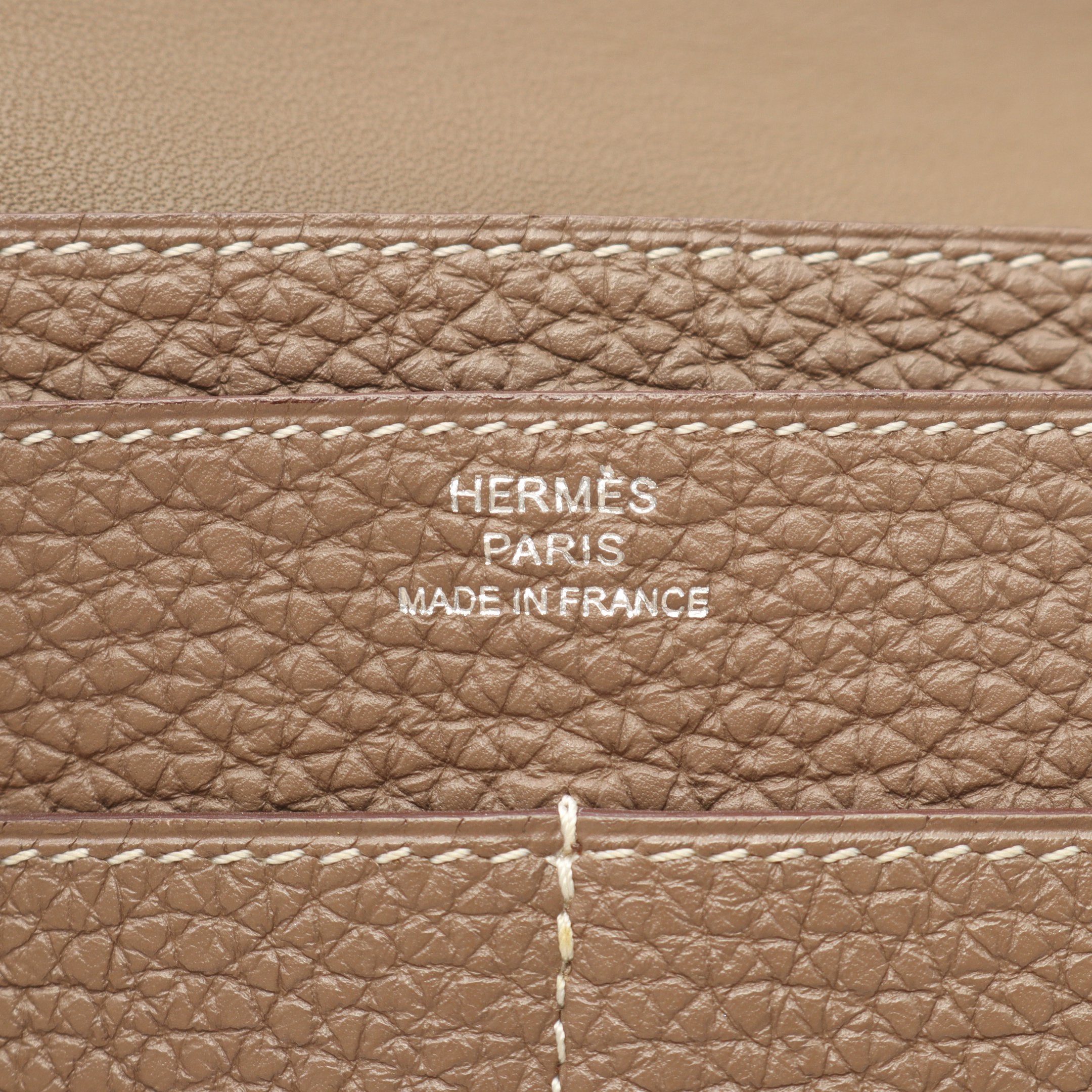 ドゴンGM エトゥープ 二つ折り長財布 トゴ グレーベージュ シルバー