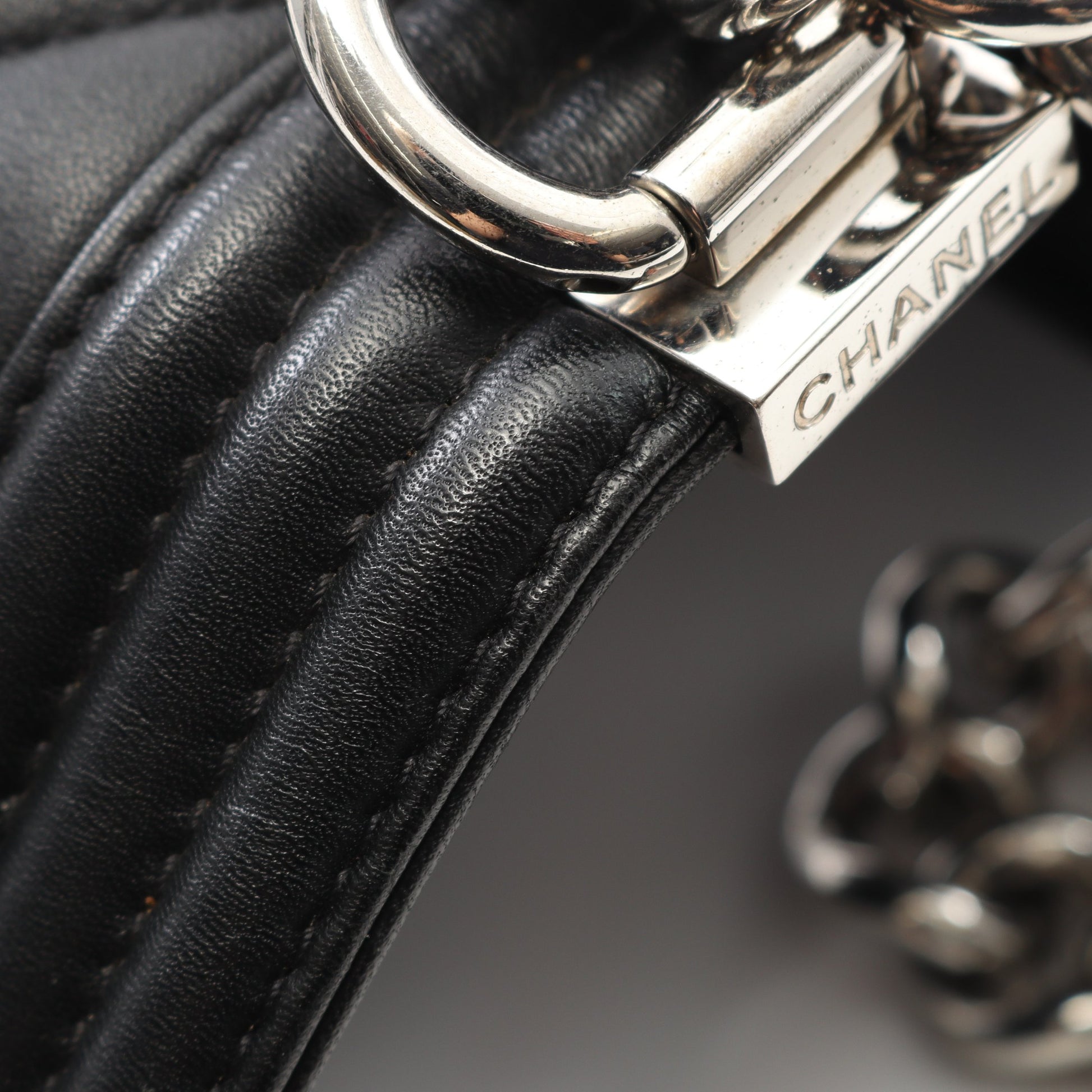 ボーイシャネル シェブロン Vステッチ チェーンショルダーバッグ ラムスキン ブラック シルバー金具 シャネル バッグ CHANEL