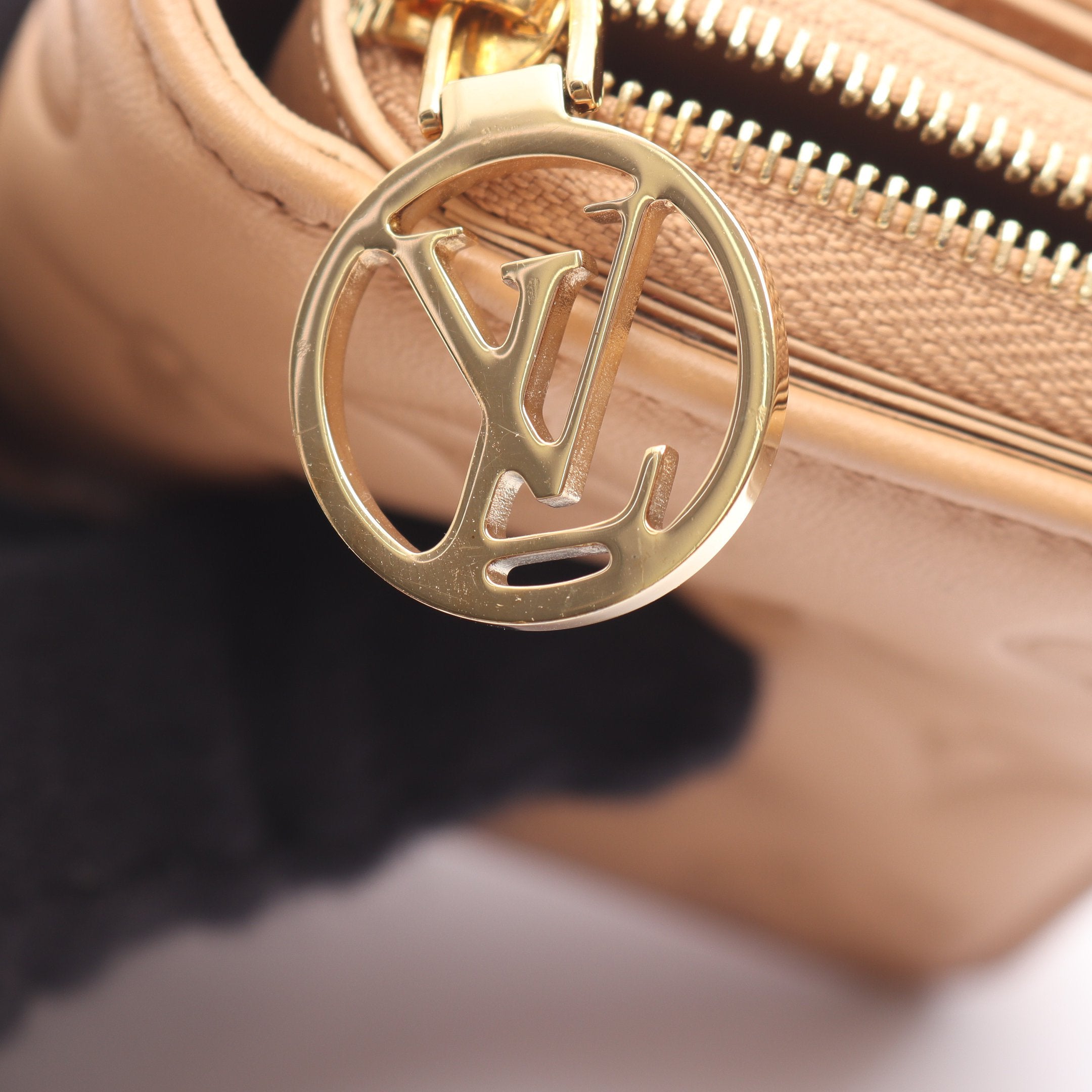 ポルトフォイユ ルー モノグラムエンボス キャメル 二つ折り財布