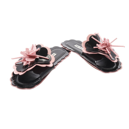 フラワー スライドサンダル エナメルレザー ブラック ピンク ミュウミュウ シューズ miu miu
