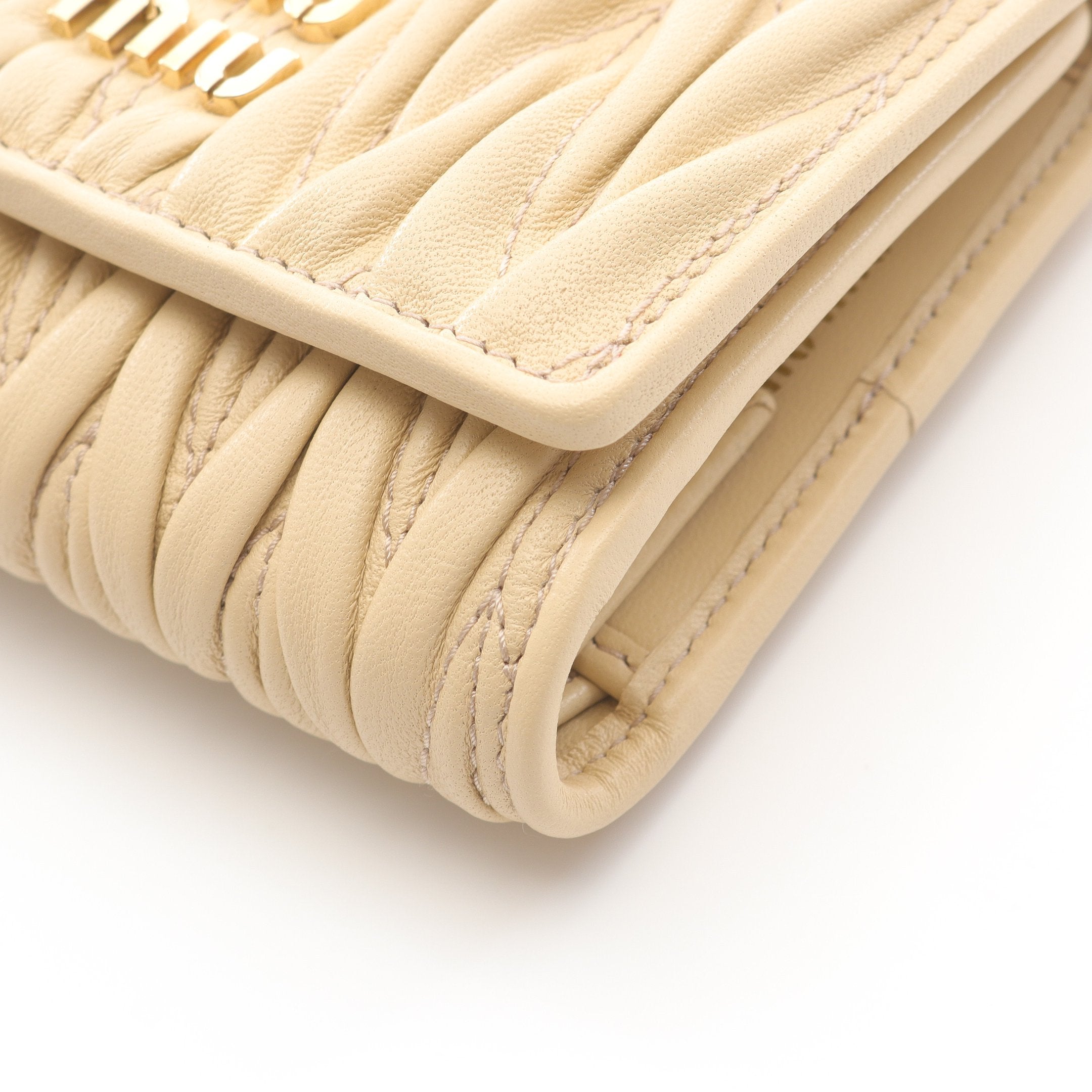 miu miu ベージュレザー三つ折り財布 ミュウミュウ 三つ折り財布