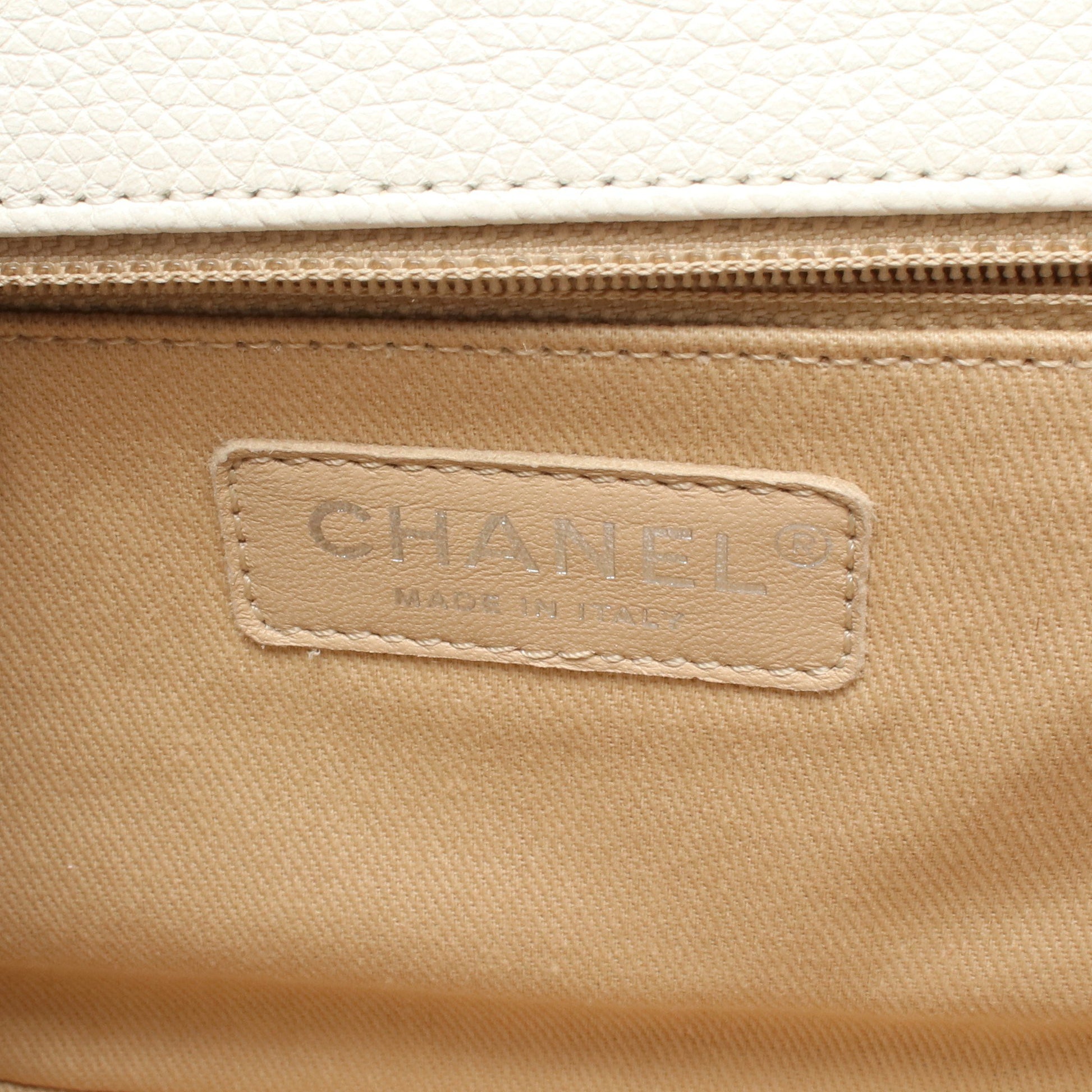 チェーンショルダーバッグ キャビアスキン オフホワイト シルバー金具 シャネル バッグ CHANEL