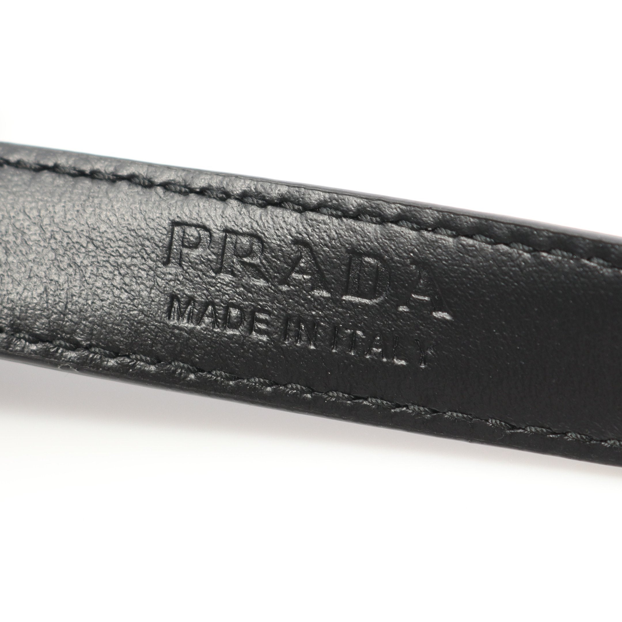 トライアングルロゴ ベルト サフィアーノレザー ブラック プラダ – RECLO