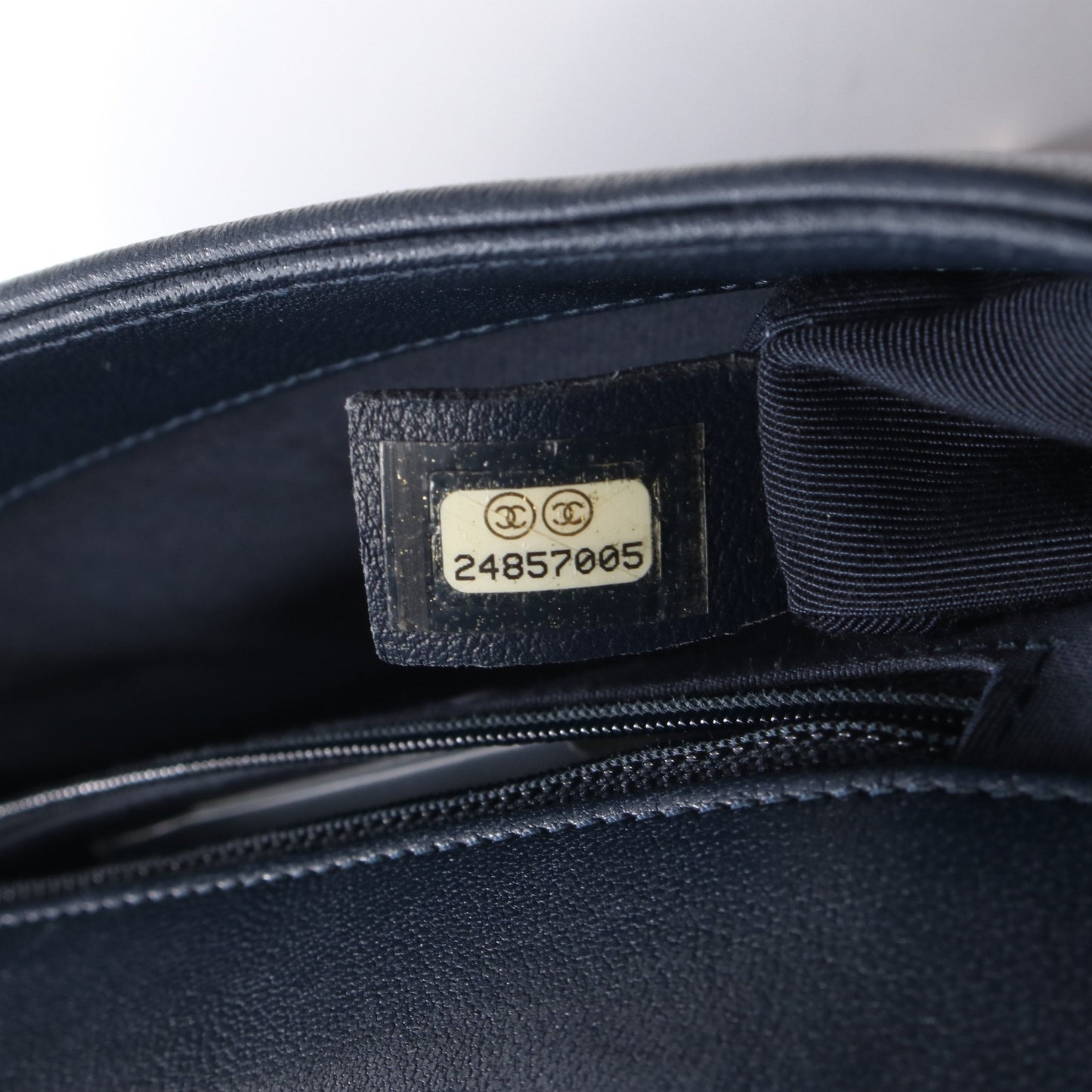 シェブロン Vステッチ Wフラップ チェーンショルダーバッグ レザー ネイビー ゴールド金具 シャネル バッグ CHANEL