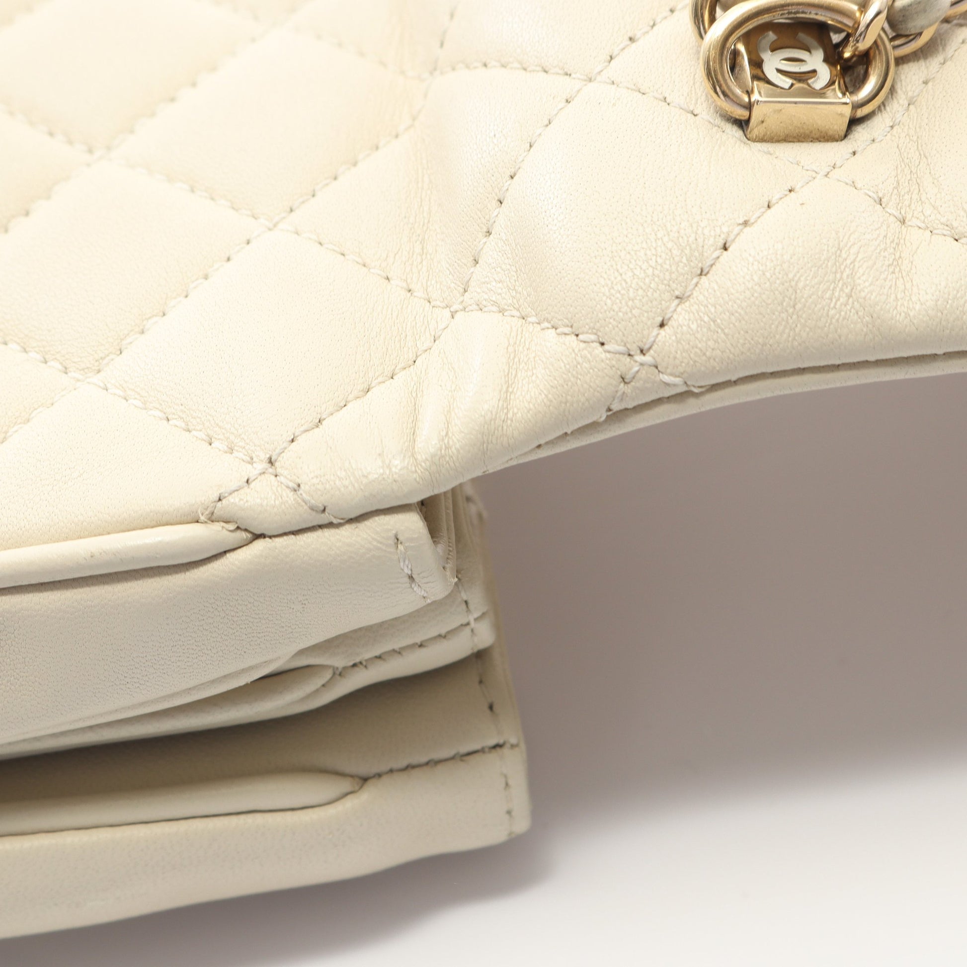 マトラッセ トップハンドル チェーンショルダーバッグ ラムスキン オフホワイト ゴールド金具 2WAY シャネル バッグ CHANEL