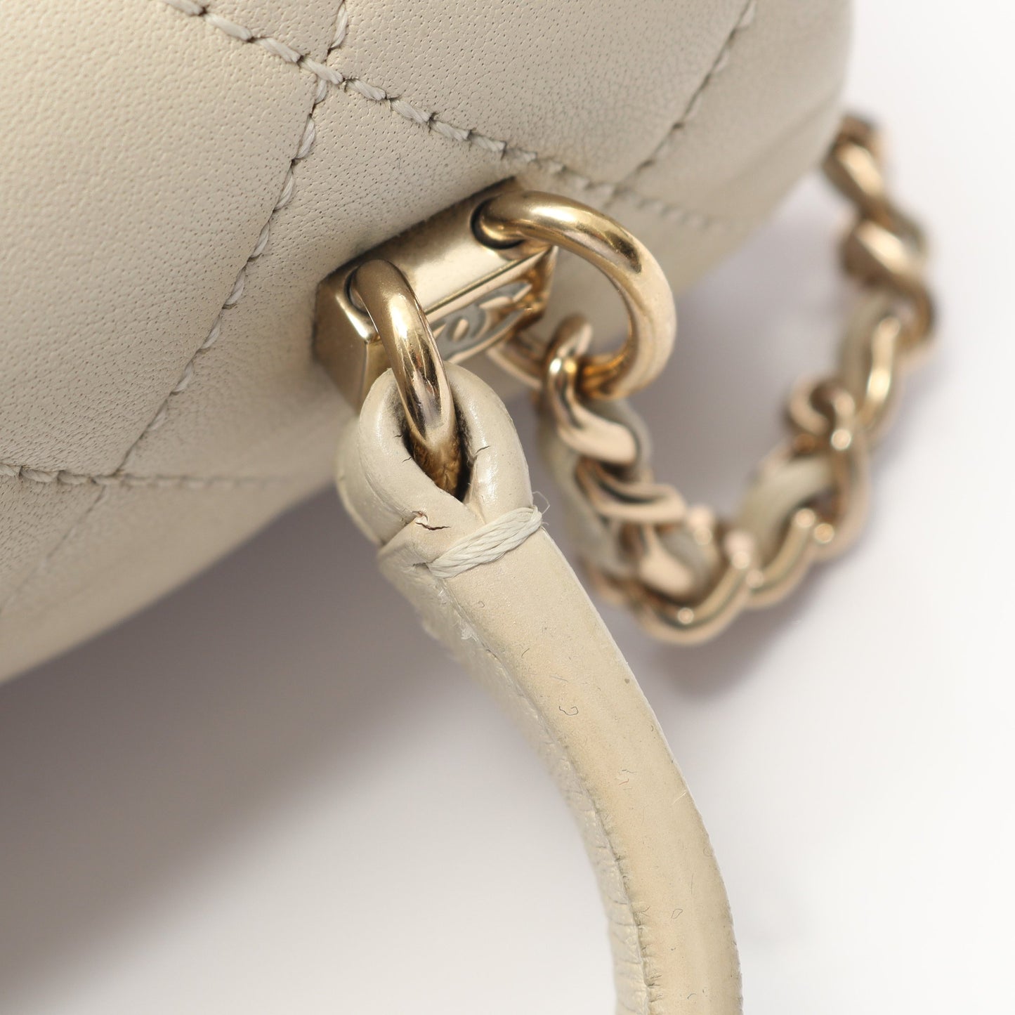 マトラッセ トップハンドル チェーンショルダーバッグ ラムスキン オフホワイト ゴールド金具 2WAY シャネル バッグ CHANEL