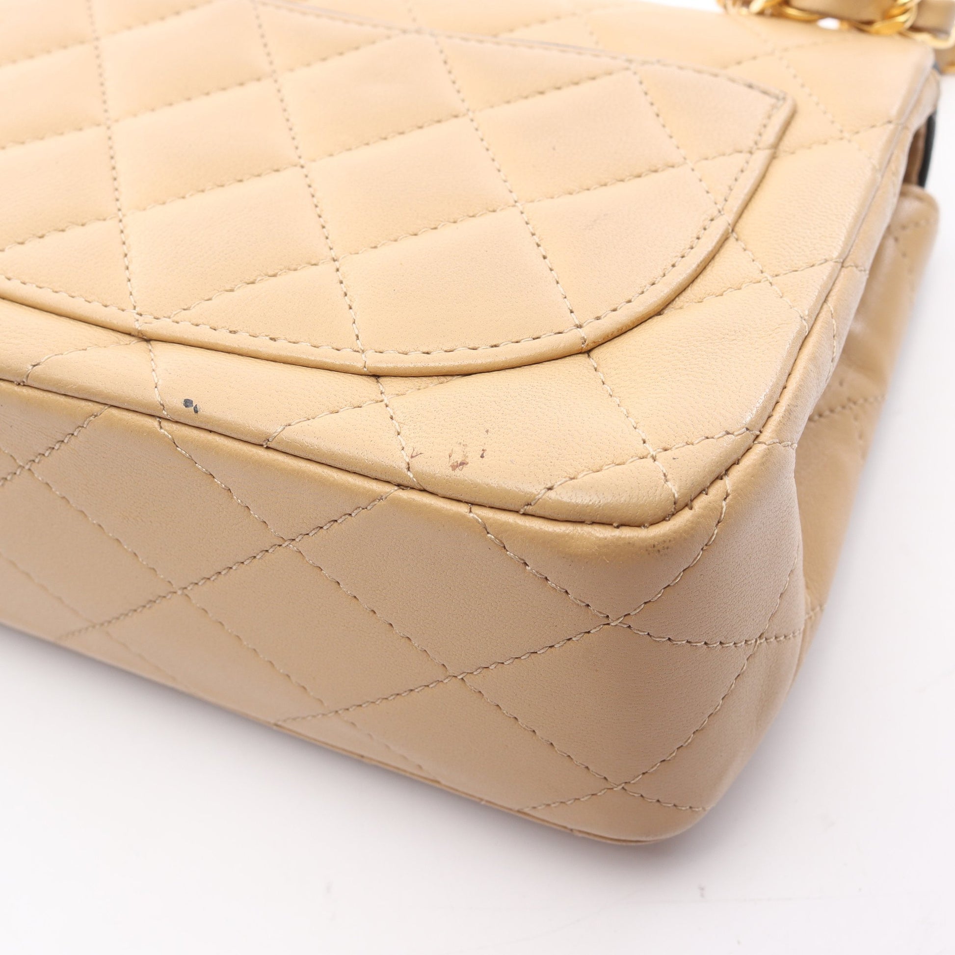 ミニマトラッセ チェーンショルダーバッグ ラムスキン ベージュ ブラック ゴールド金具 シャネル バッグ CHANEL