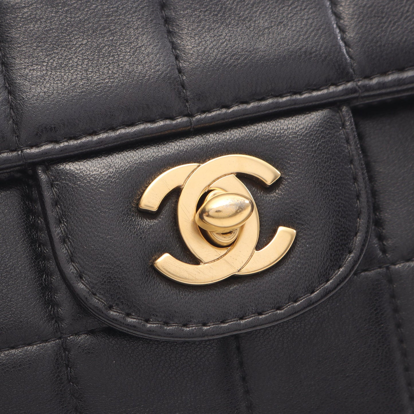 チョコバー チェーンショルダーバッグ ラムスキン ブラック ゴールド金具 シャネル バッグ CHANEL
