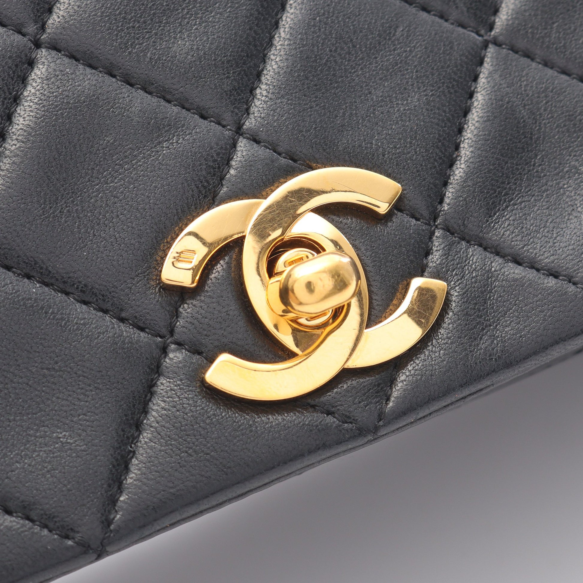 マトラッセ フルフラップ チェーンショルダーバッグ ラムスキン ブラック ゴールド金具 シャネル バッグ CHANEL