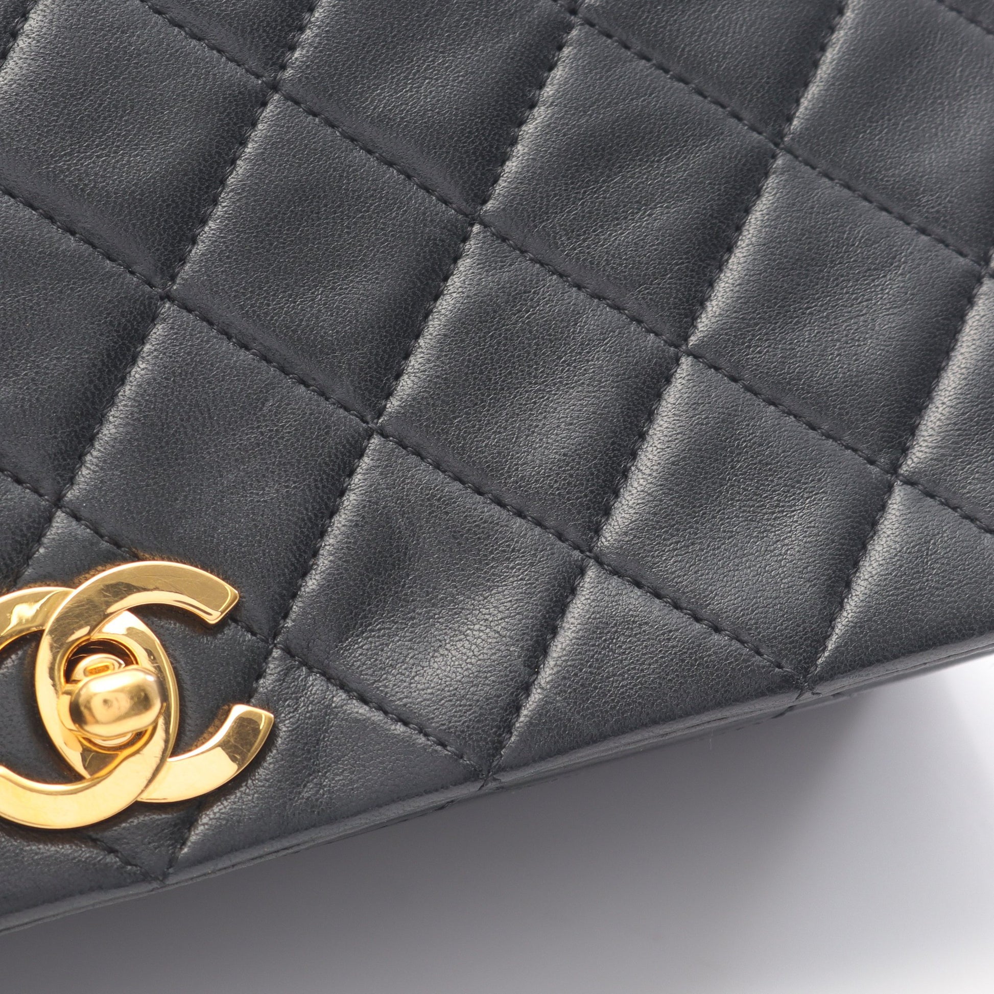 マトラッセ フルフラップ チェーンショルダーバッグ ラムスキン ブラック ゴールド金具 シャネル バッグ CHANEL