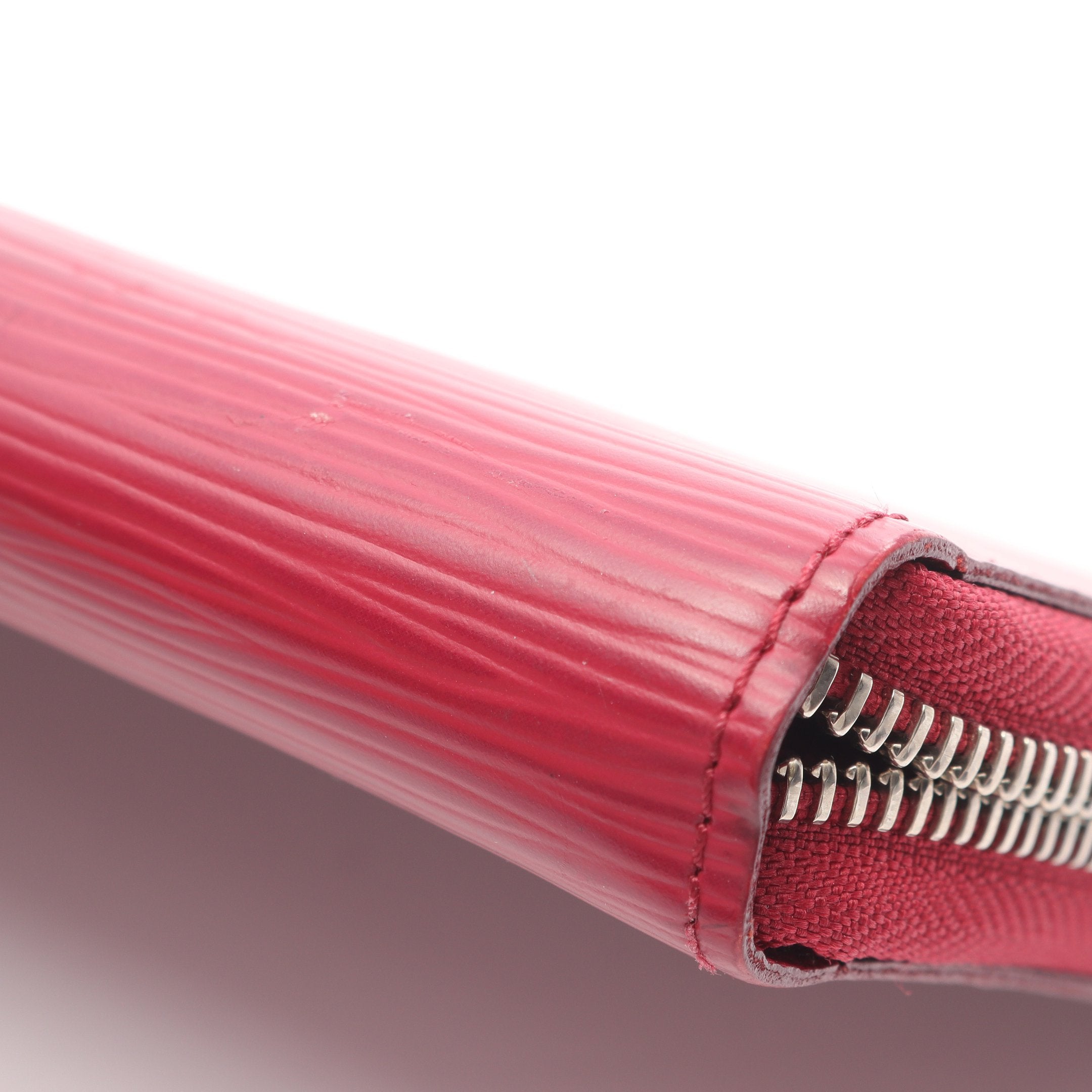 ジッピーウォレット エピ フューシャ ラウンドファスナー長財布 レザー