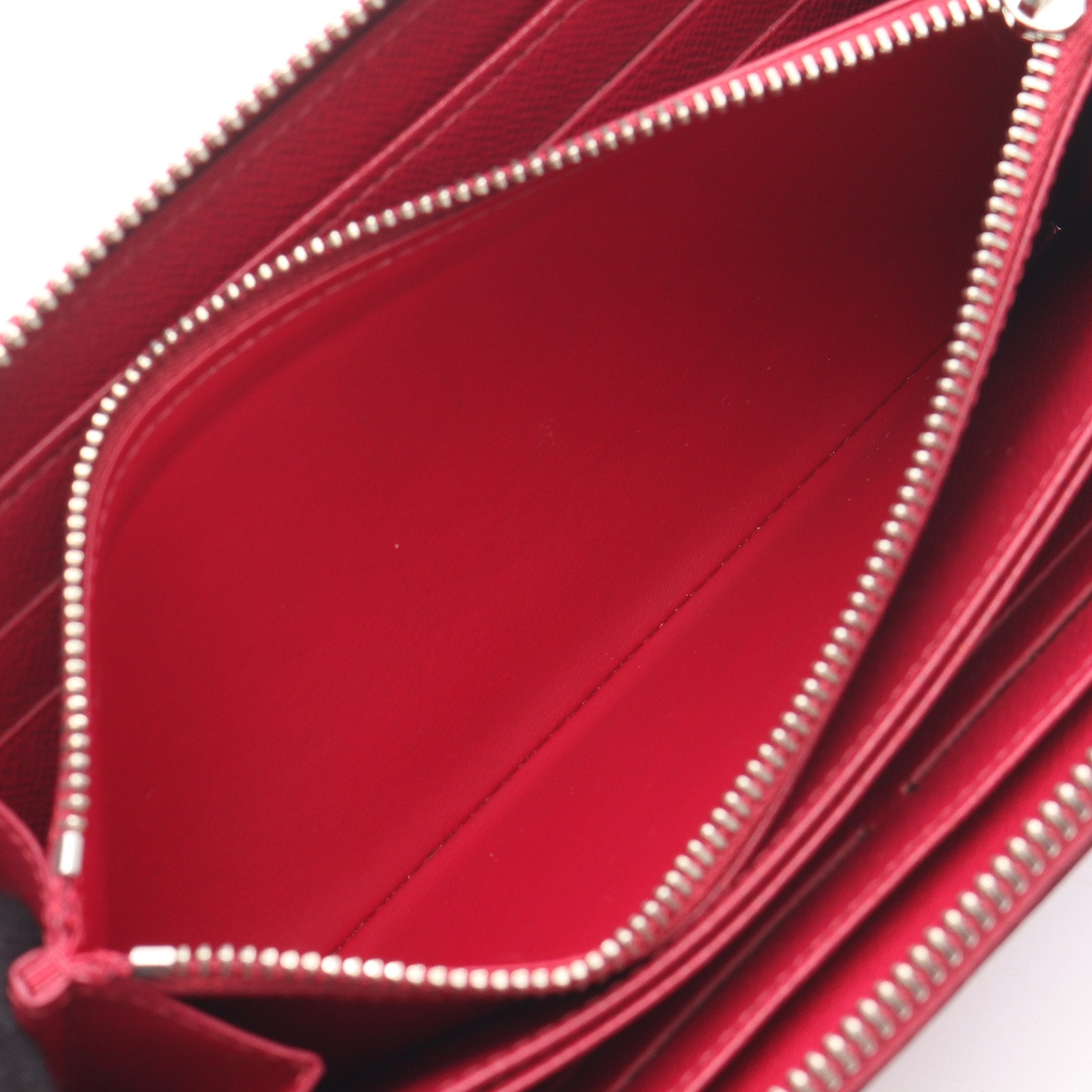 ジッピーウォレット エピ フューシャ ラウンドファスナー長財布 レザー