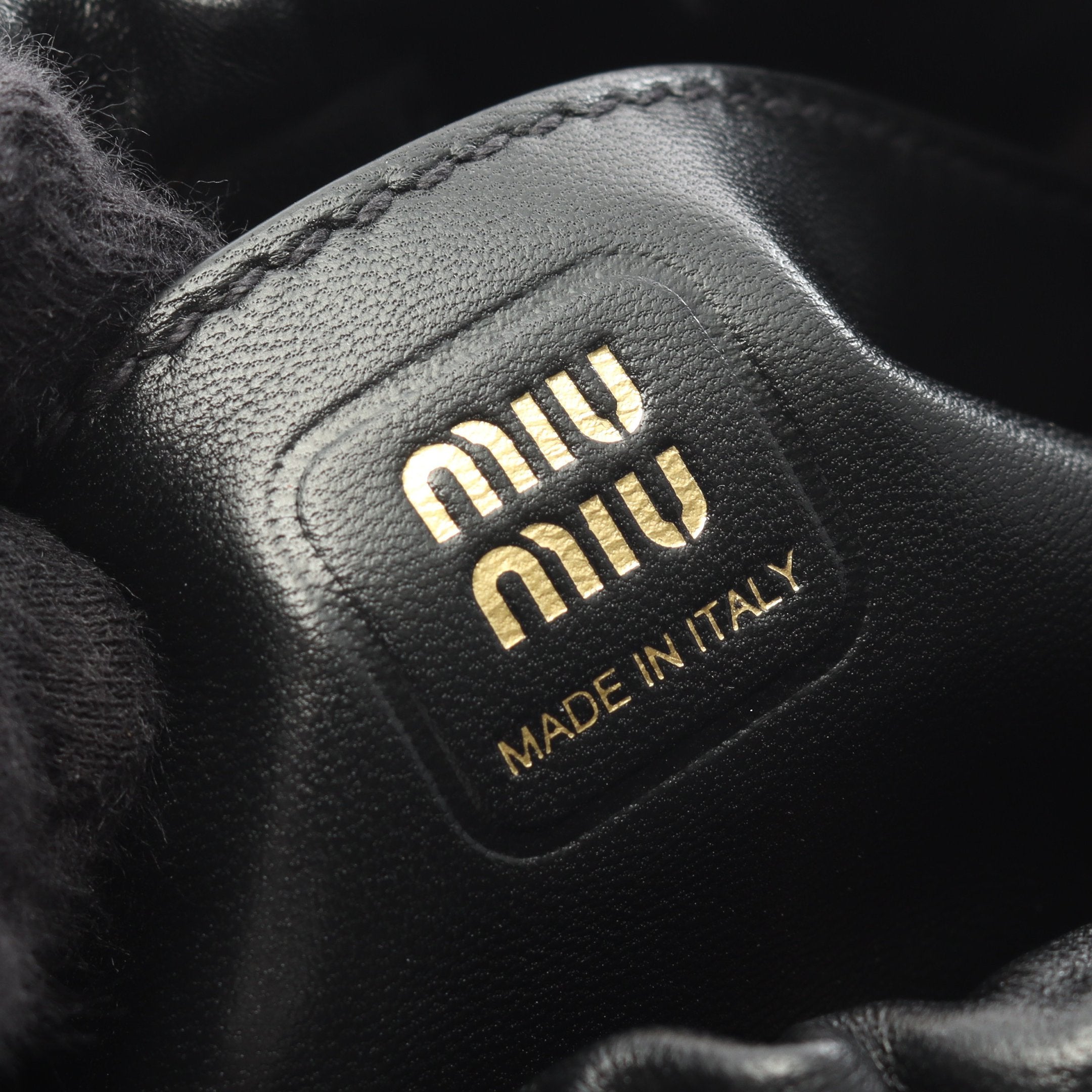 MIU MIU（ミュウミュウ）ヴィンテージ レザーショルダーバッグ ワンショルダー ブラック ナッパ調レザー 結びデザイン レディース【中古】 ミュウ NAPPA ジョワ ブランドオフ Miu レザー ショルダーバッグ