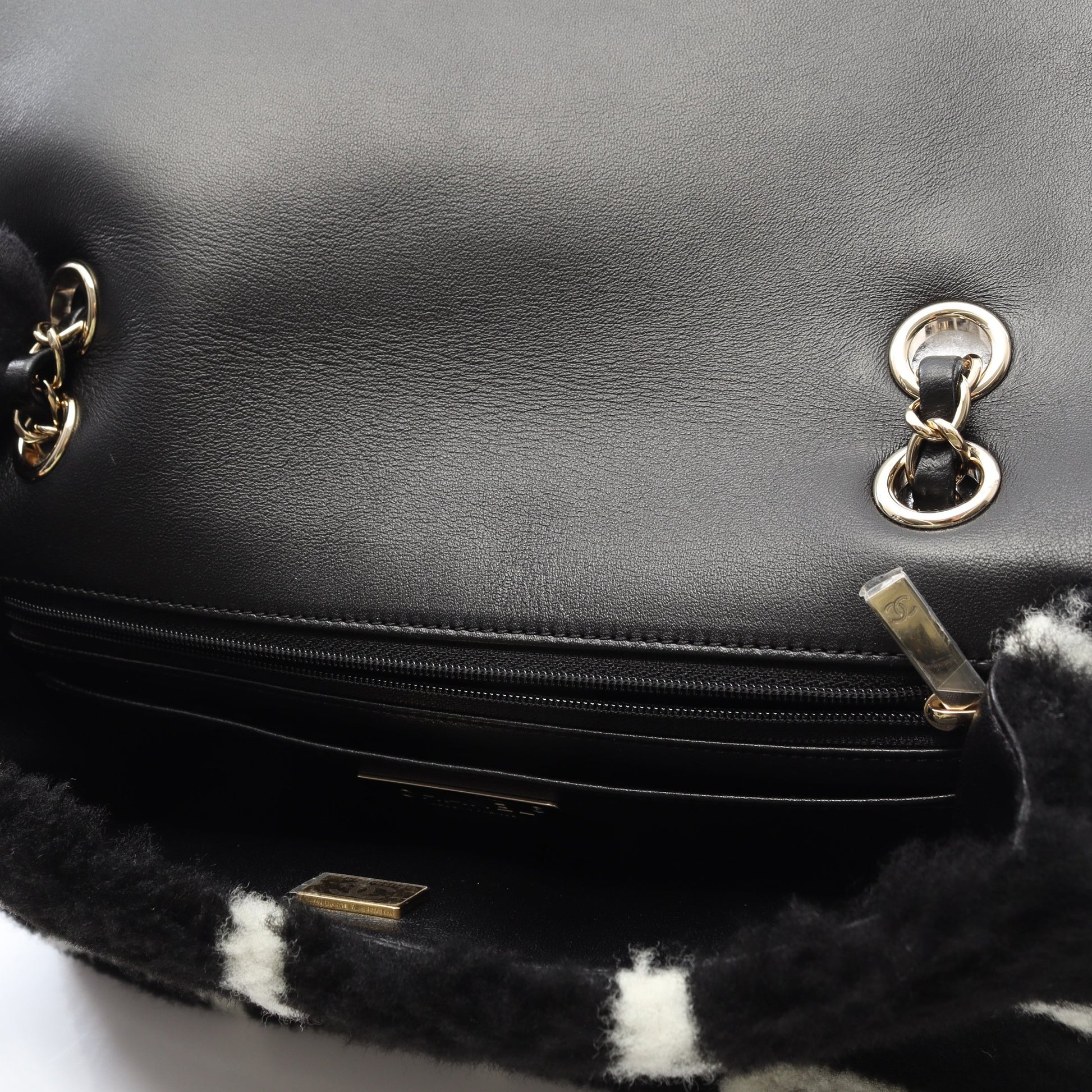 ココマーク チェーンショルダーバッグ ムートン ブラック ホワイト ゴールド金具 シャネル バッグ CHANEL