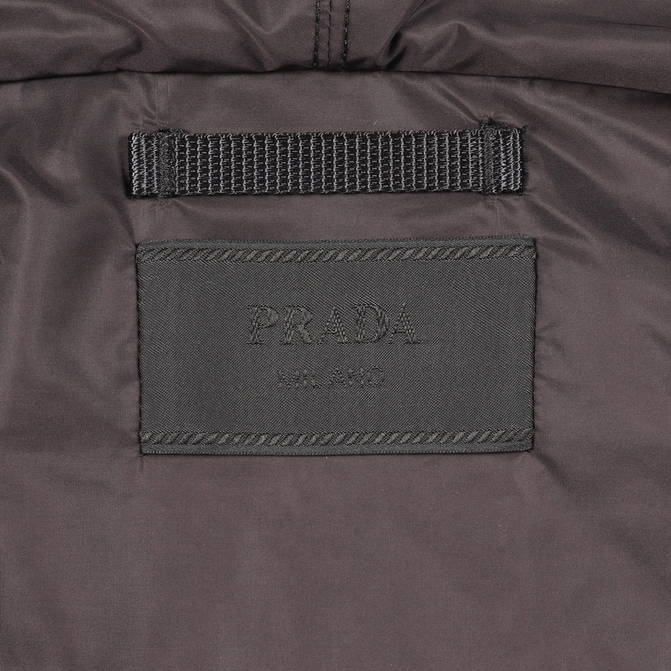 新品タグ付　Re-Nylon　プラダ　パーカー　三角ロゴ　黒　M　ドローコード 中古・古着通販】PRADA (プラダ) プレートナイロンアノラックパーカー