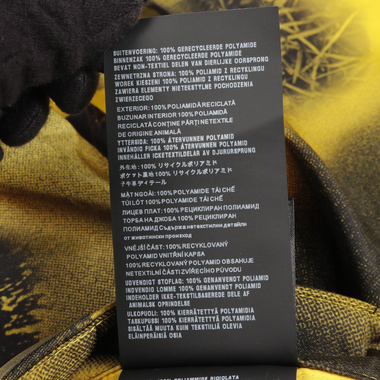 Re-Nylon バミューダショーツ パンツ グラフィックプリント ナイロン イエロー ブラック 三角プレート プラダ ボトムス PRADA