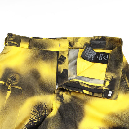 Re-Nylon バミューダショーツ パンツ グラフィックプリント ナイロン イエロー ブラック 三角プレート プラダ ボトムス PRADA