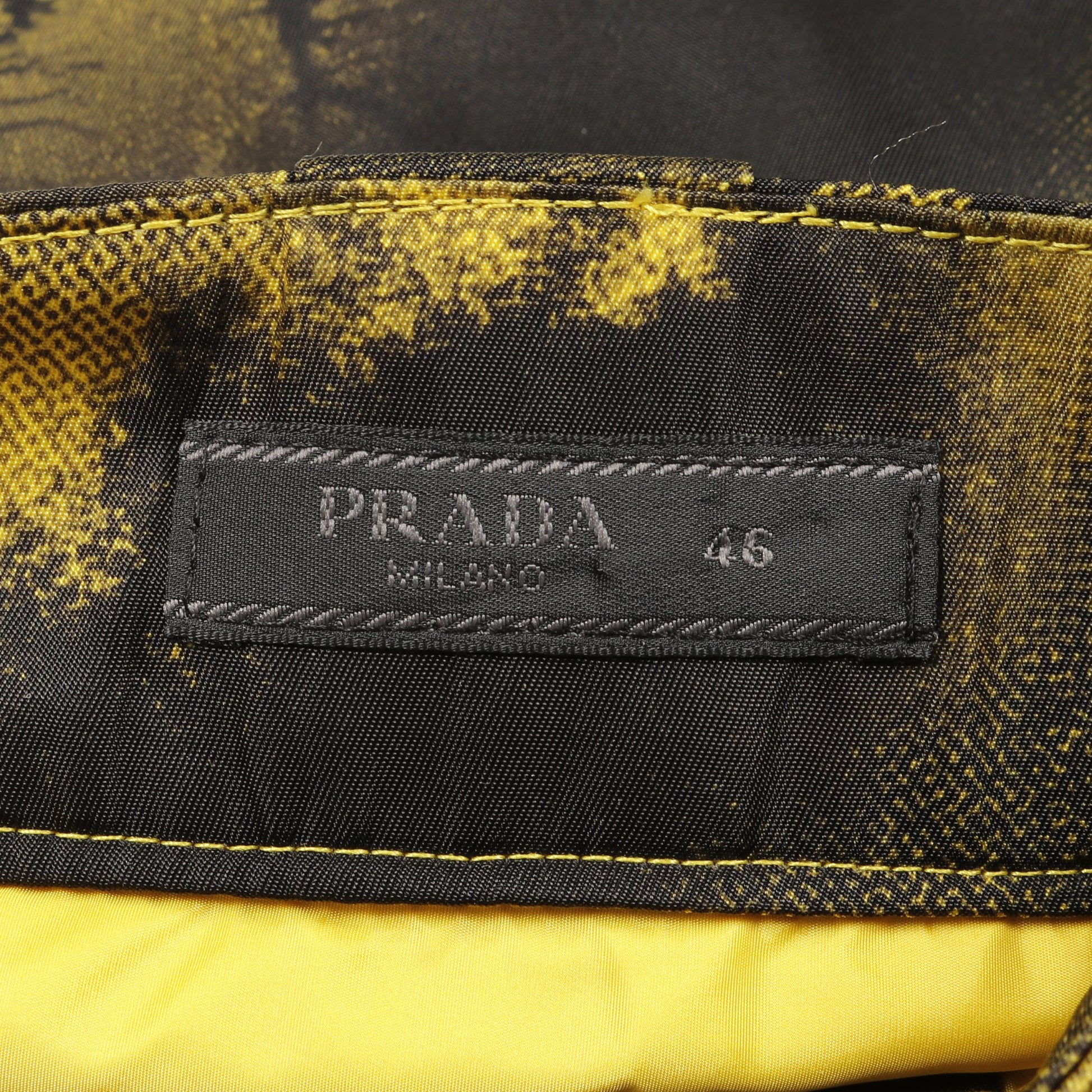 Re-Nylon バミューダショーツ パンツ グラフィックプリント ナイロン イエロー ブラック 三角プレート プラダ ボトムス PRADA