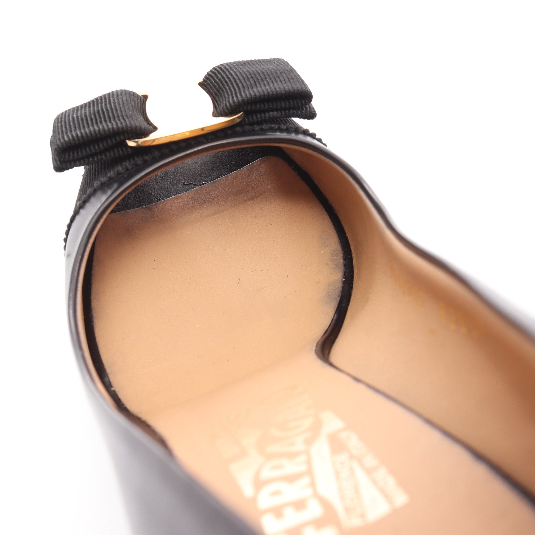 ヴァラリボン オープントゥ パンプス レザー ブラック サルヴァトーレ