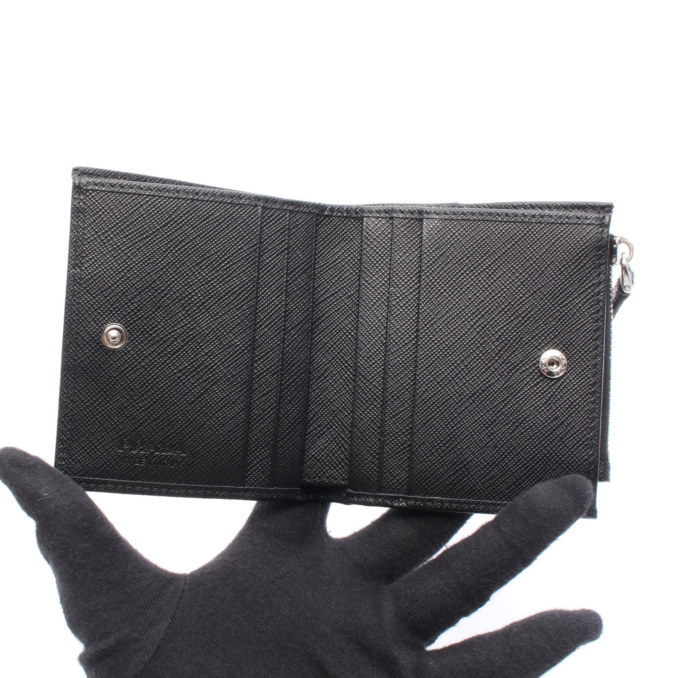 PRADA ブラック ナイロン 二つ折り財布 財布 二つ折り ウォレット ナイロン シルバー金具 ブラック（2022/07